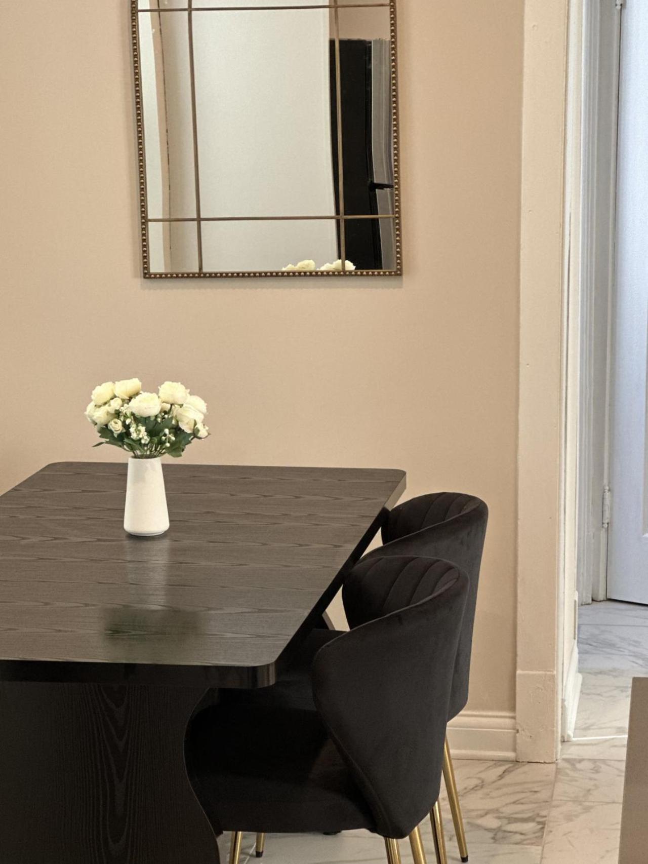 Holiday home 1br, Stylish With Workspace *