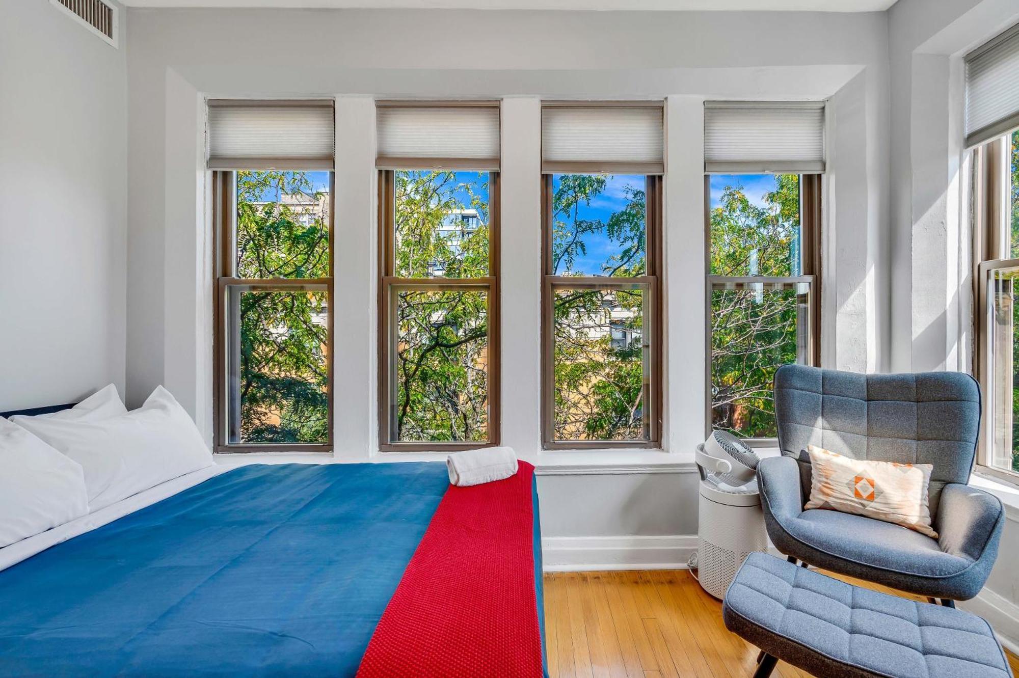 Apartment Steps To The Lakefront! Uptown Beauty Is Everything Need For A Perfect Getaway