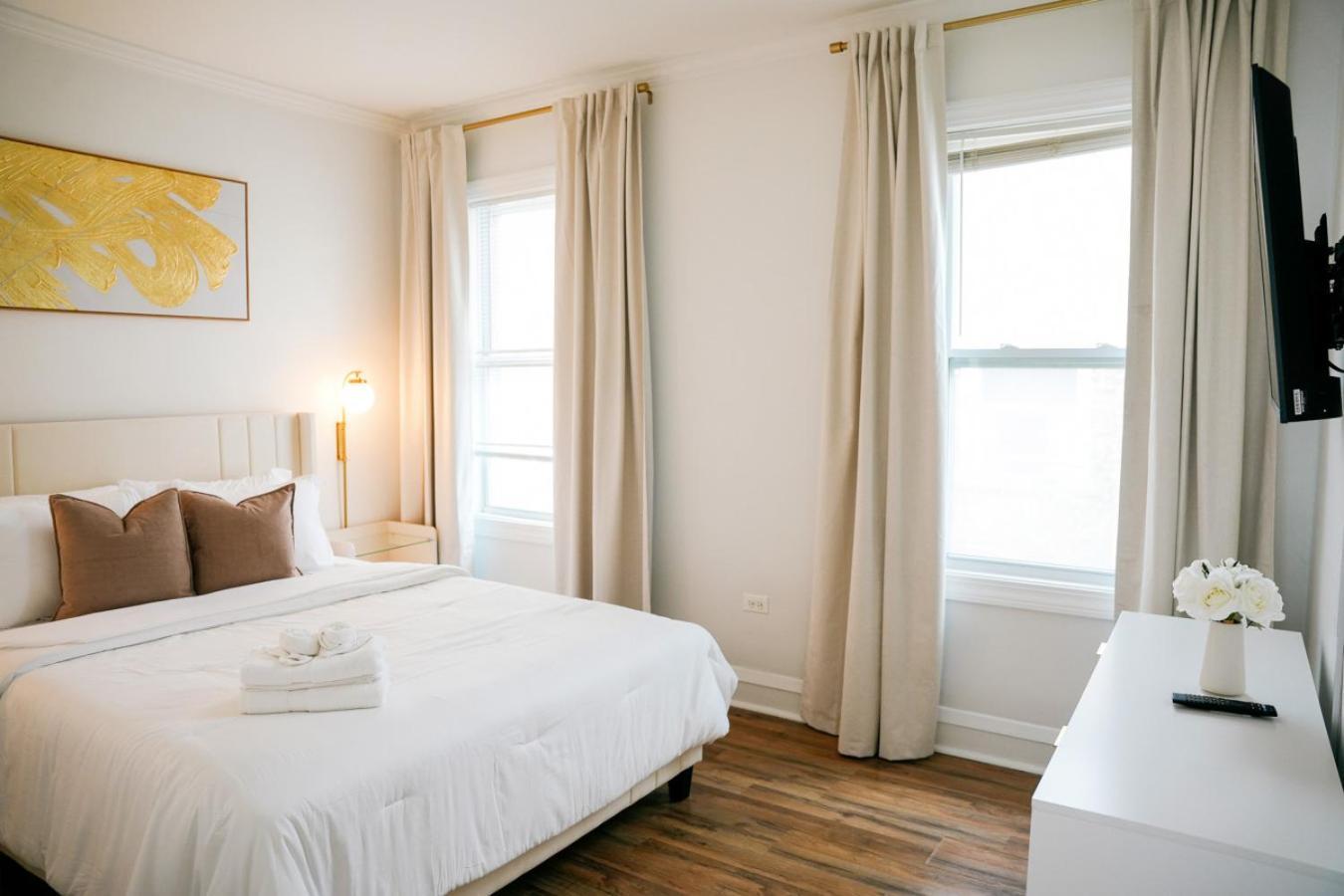 Holiday home Sleeps 18 • 8Br • Game Room • Gym • Theater Chicago