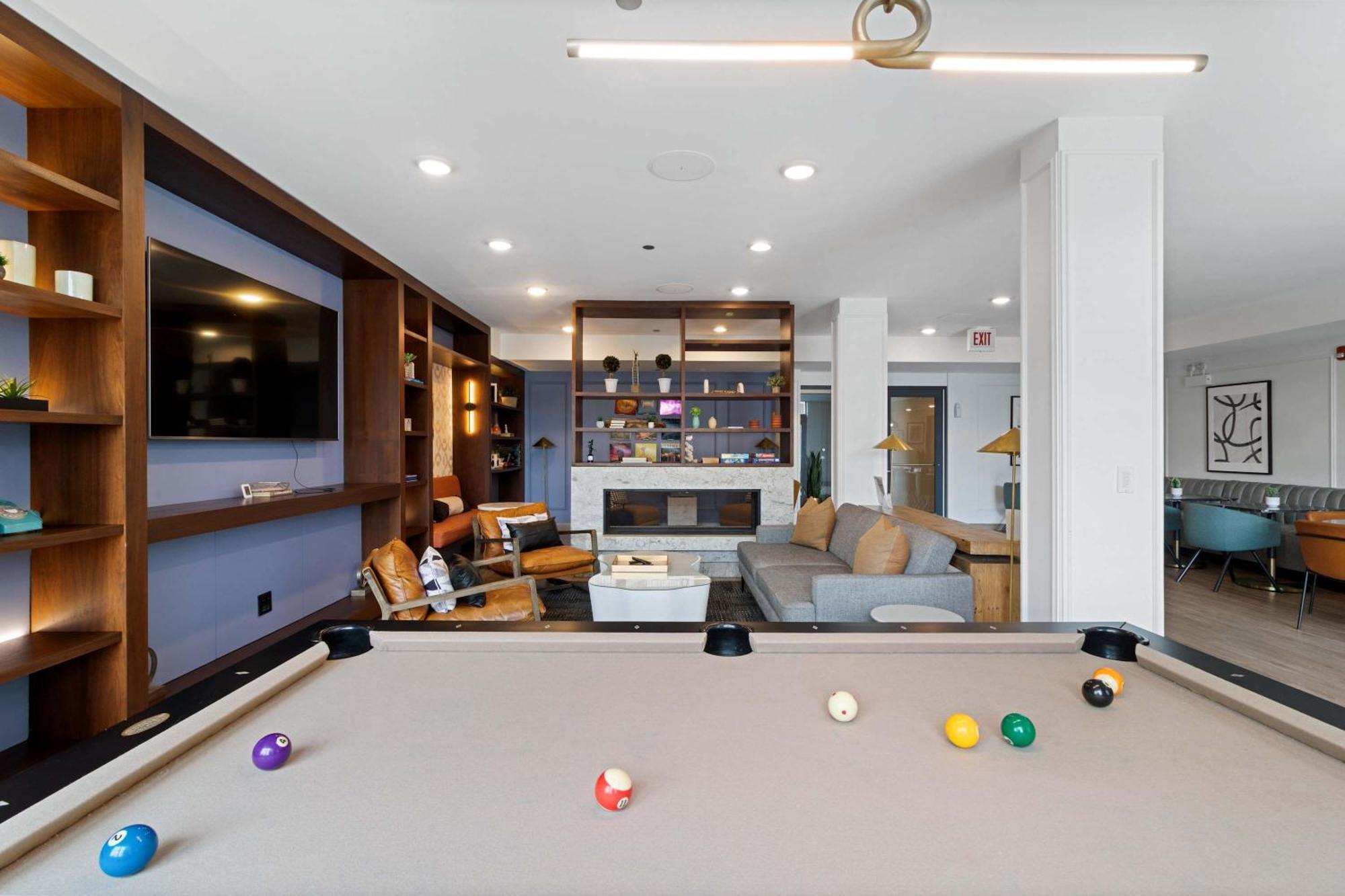 Apartment 2br Loft Sweeping Glass Views *