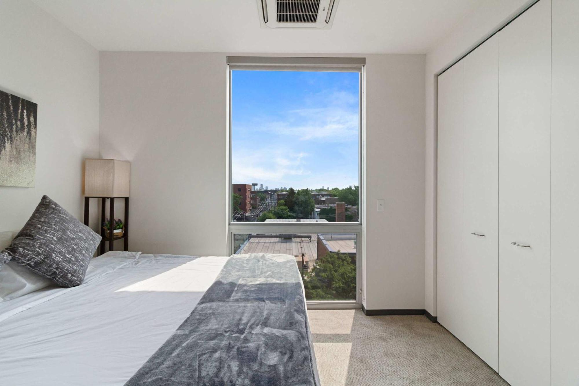 2br Loft Sweeping Glass Views Apartment *