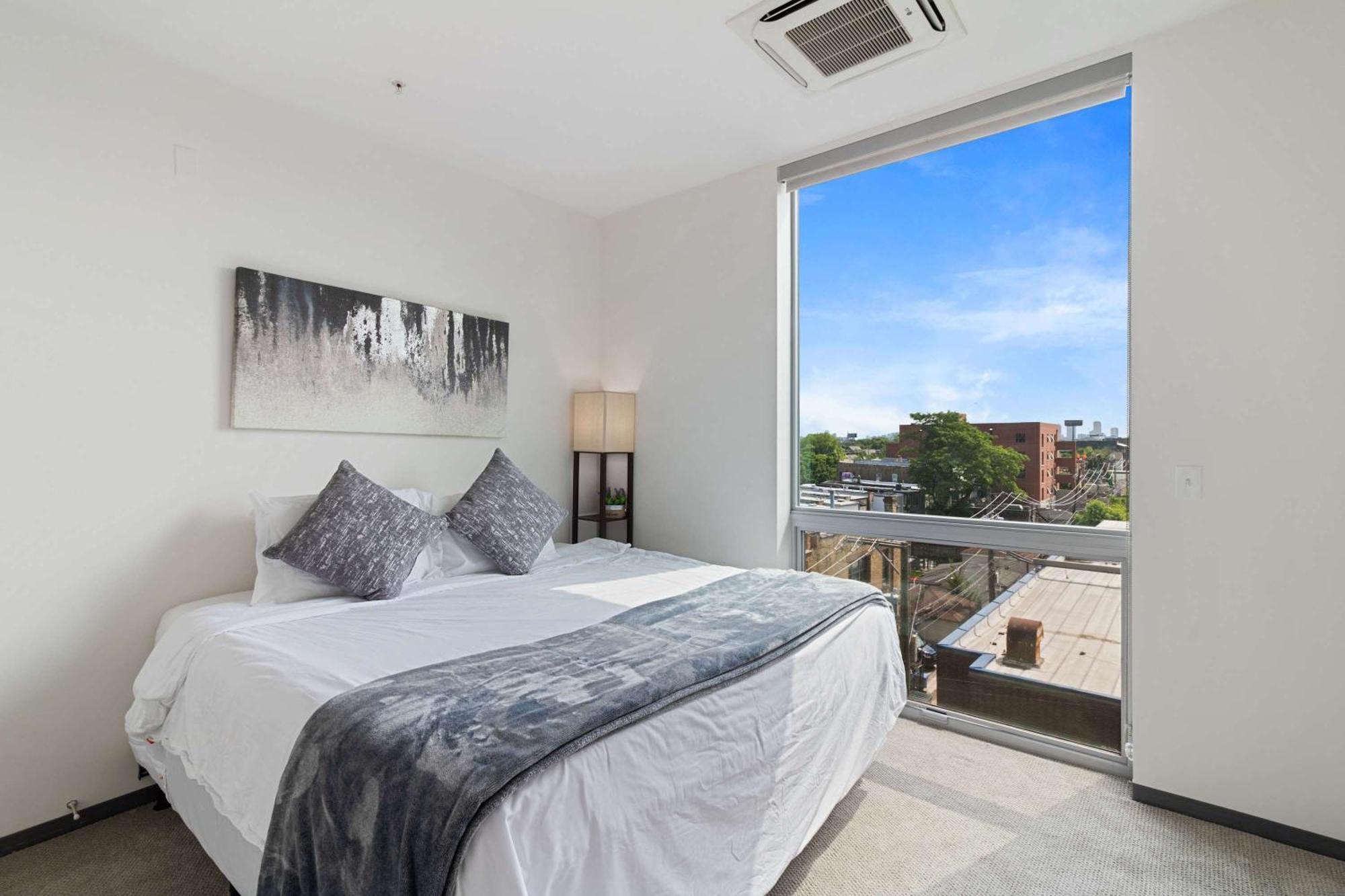 2br Loft Sweeping Glass Views *