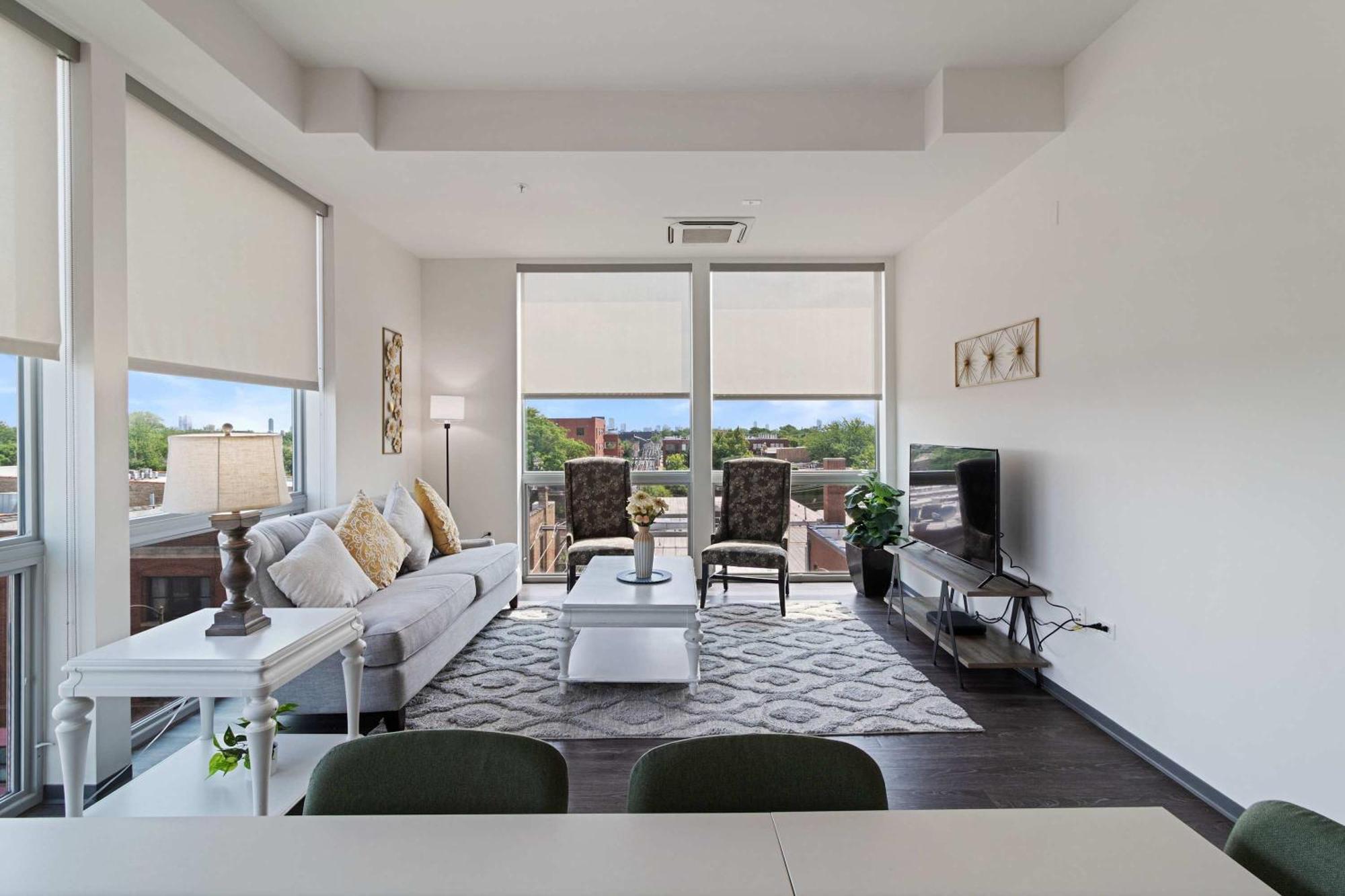 2br Loft Sweeping Glass Views Chicago