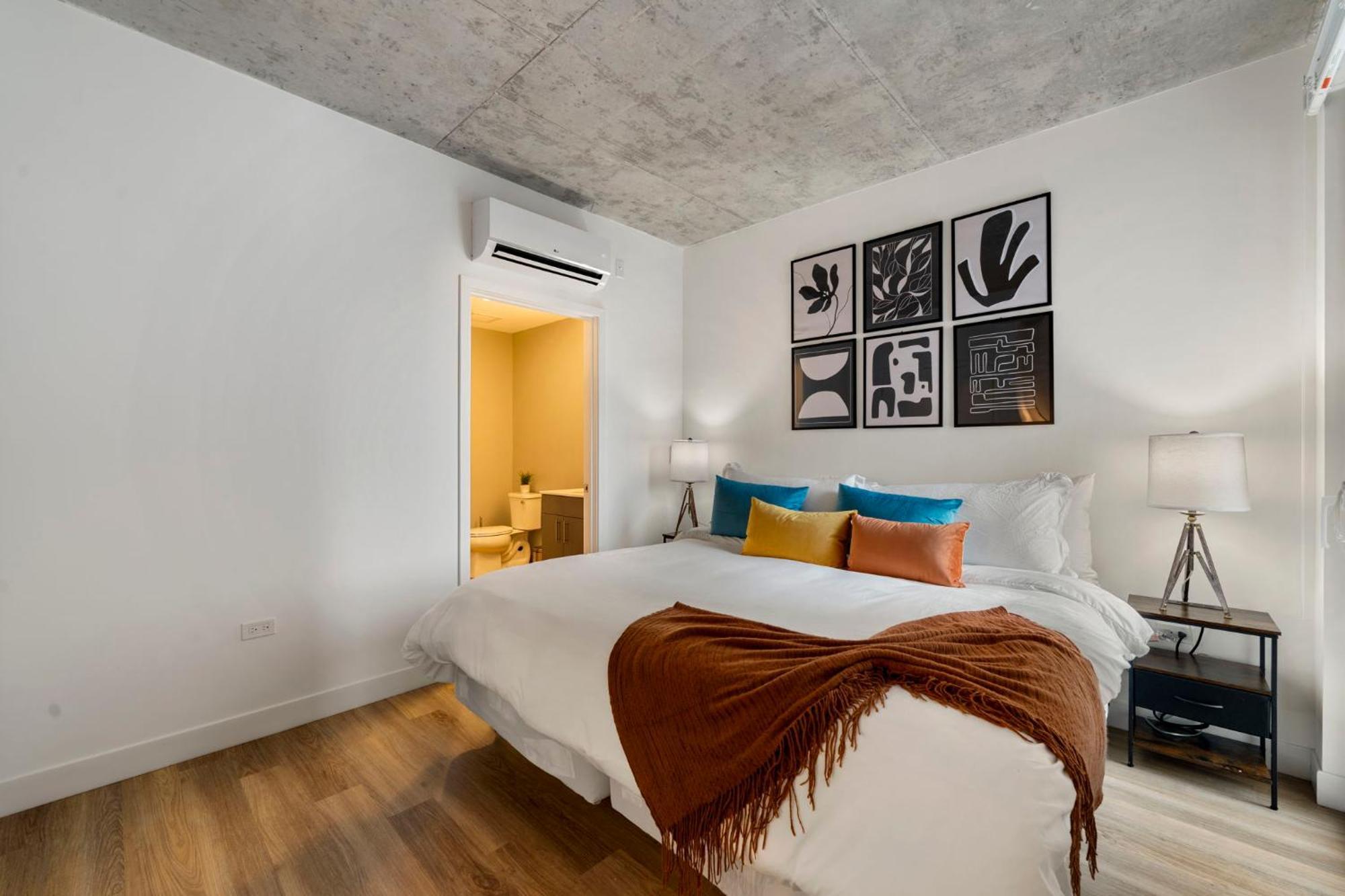 Chic 4-bedroom With Skyline Views & Amenities Chicago