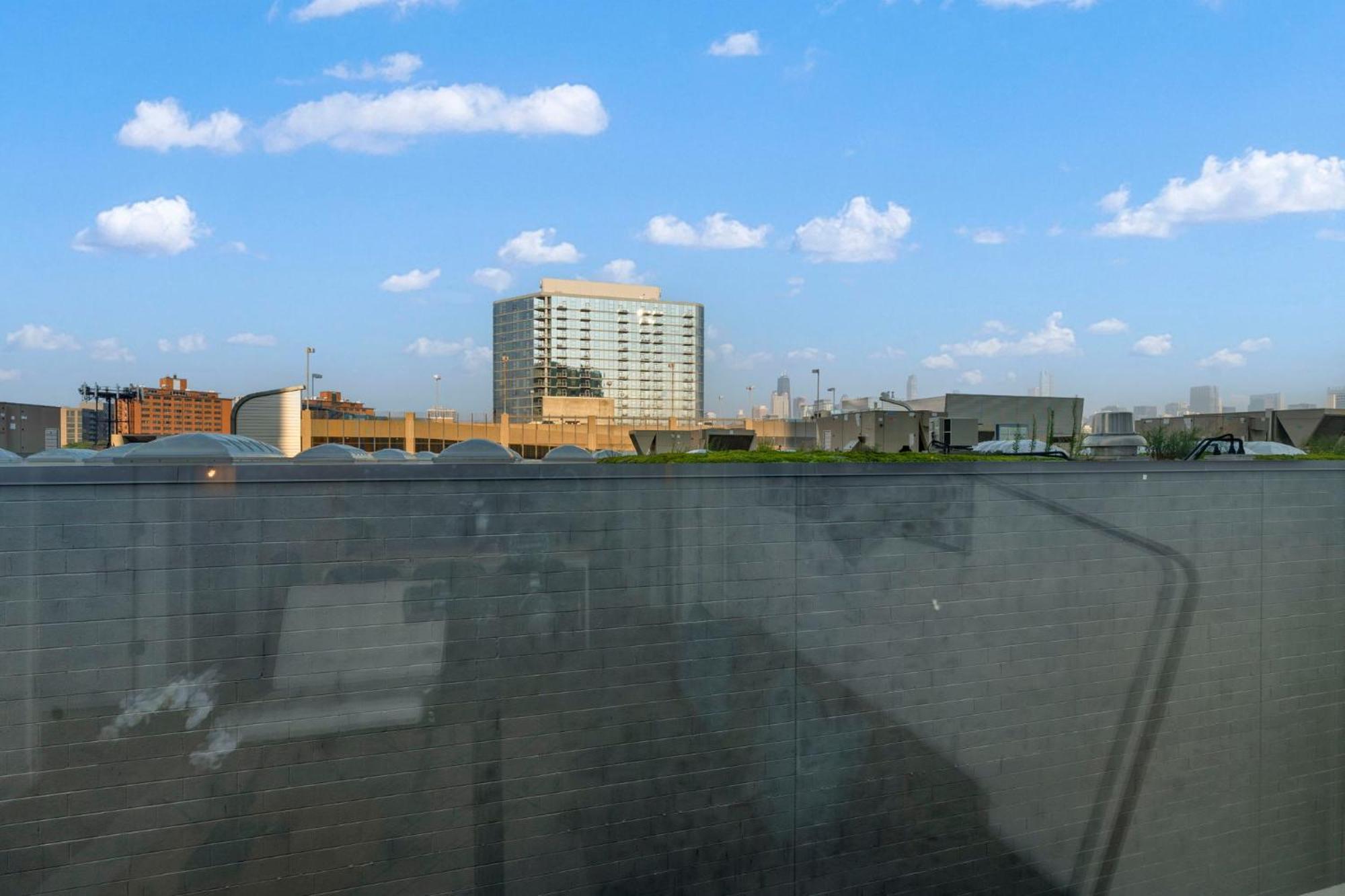 Chic 4-bedroom With Skyline Views & Amenities