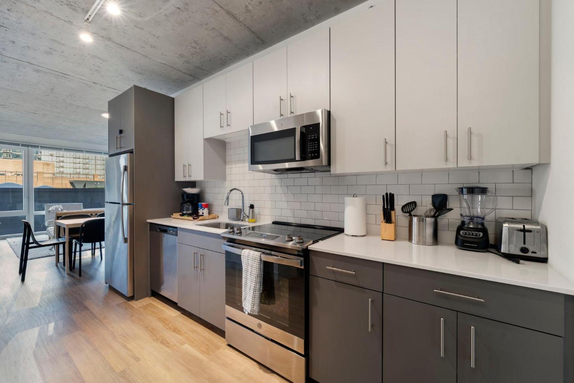 Chic 4-bedroom With Skyline Views & Amenities *