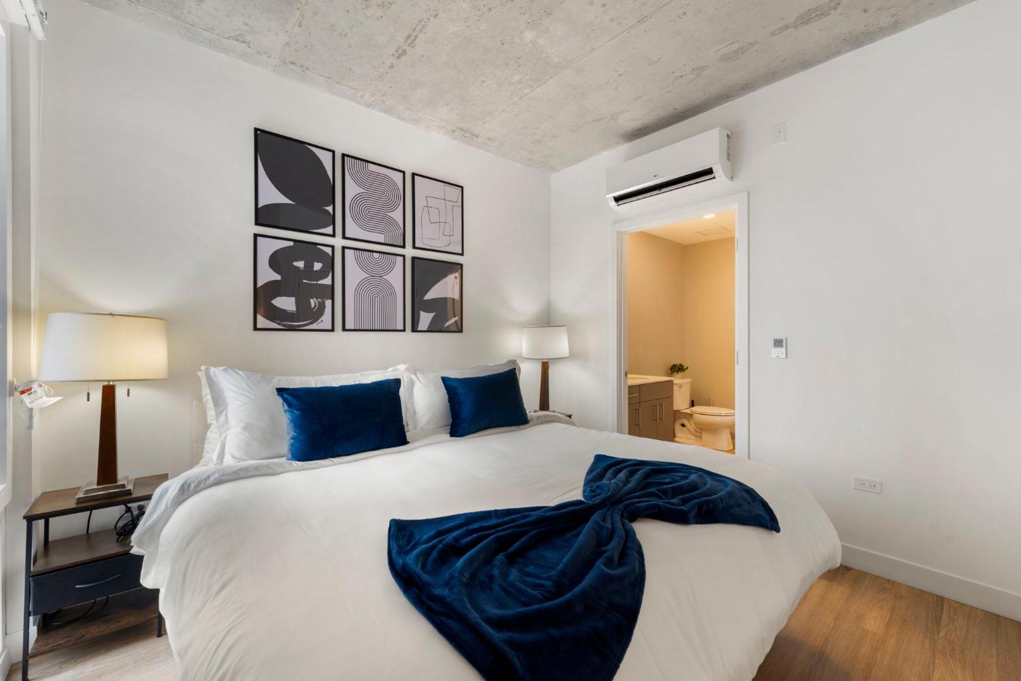 Chic 4-bedroom With Skyline Views & Amenities