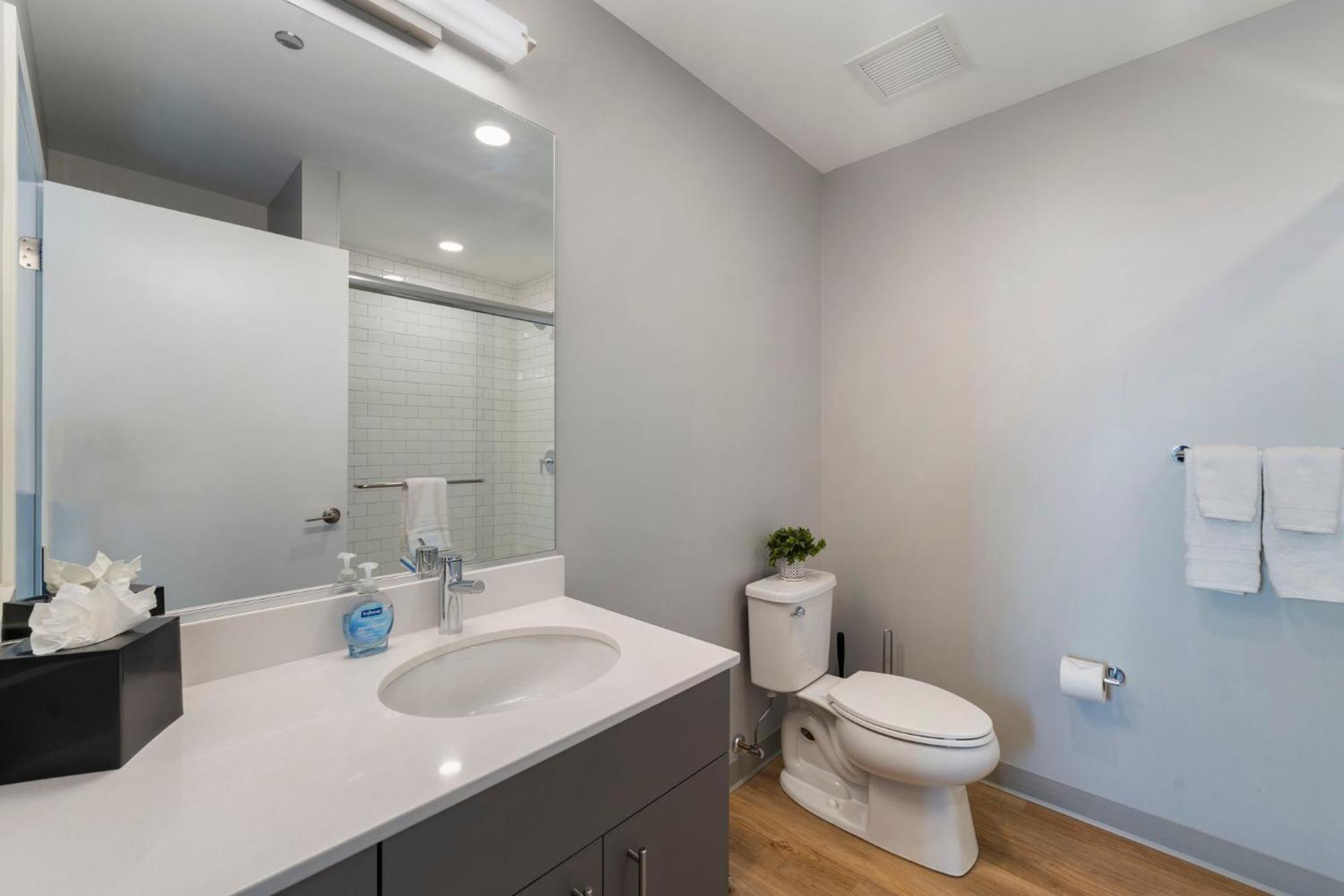 Hotel Chic 4-bedroom With Skyline Views & Amenities