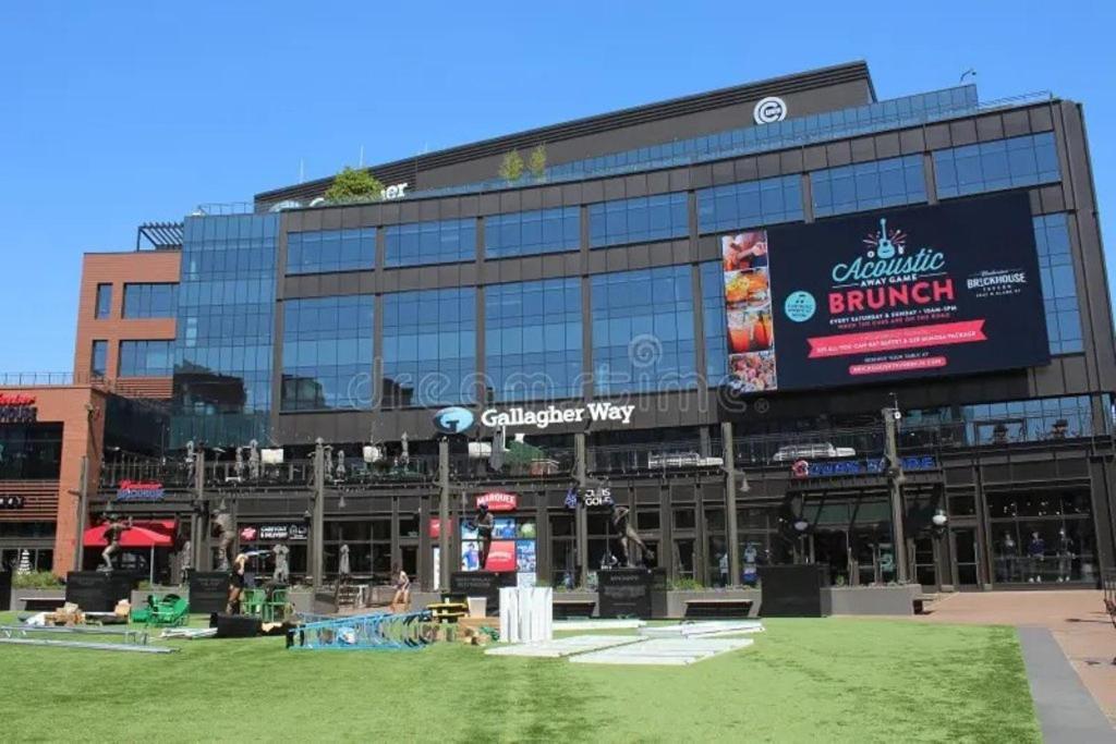 Prime Wrigley Spot Workspace Apartment