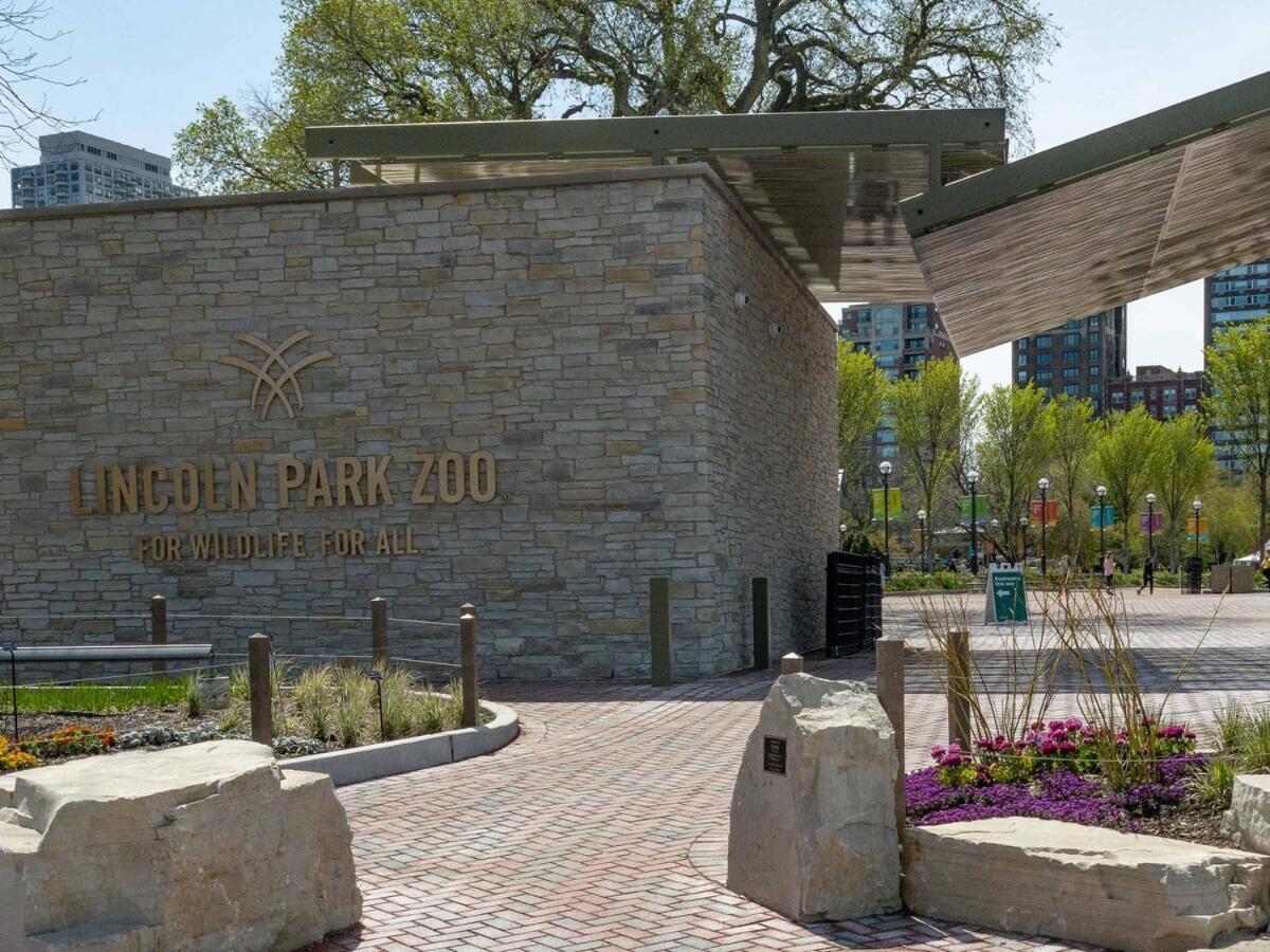 Prime Wrigley Spot Workspace Apartment *