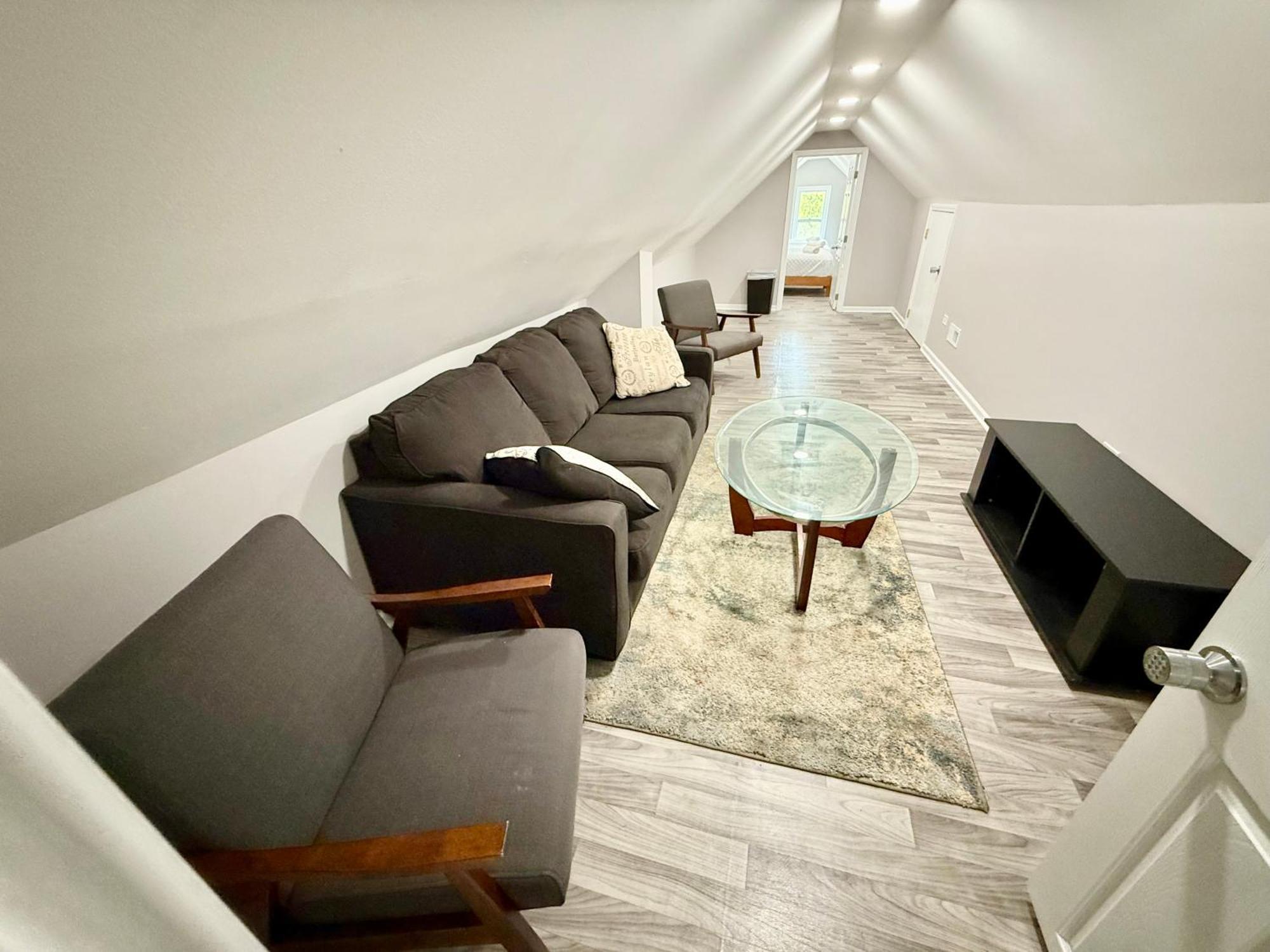 Place To - Close To Downtown! - Free Parking! *