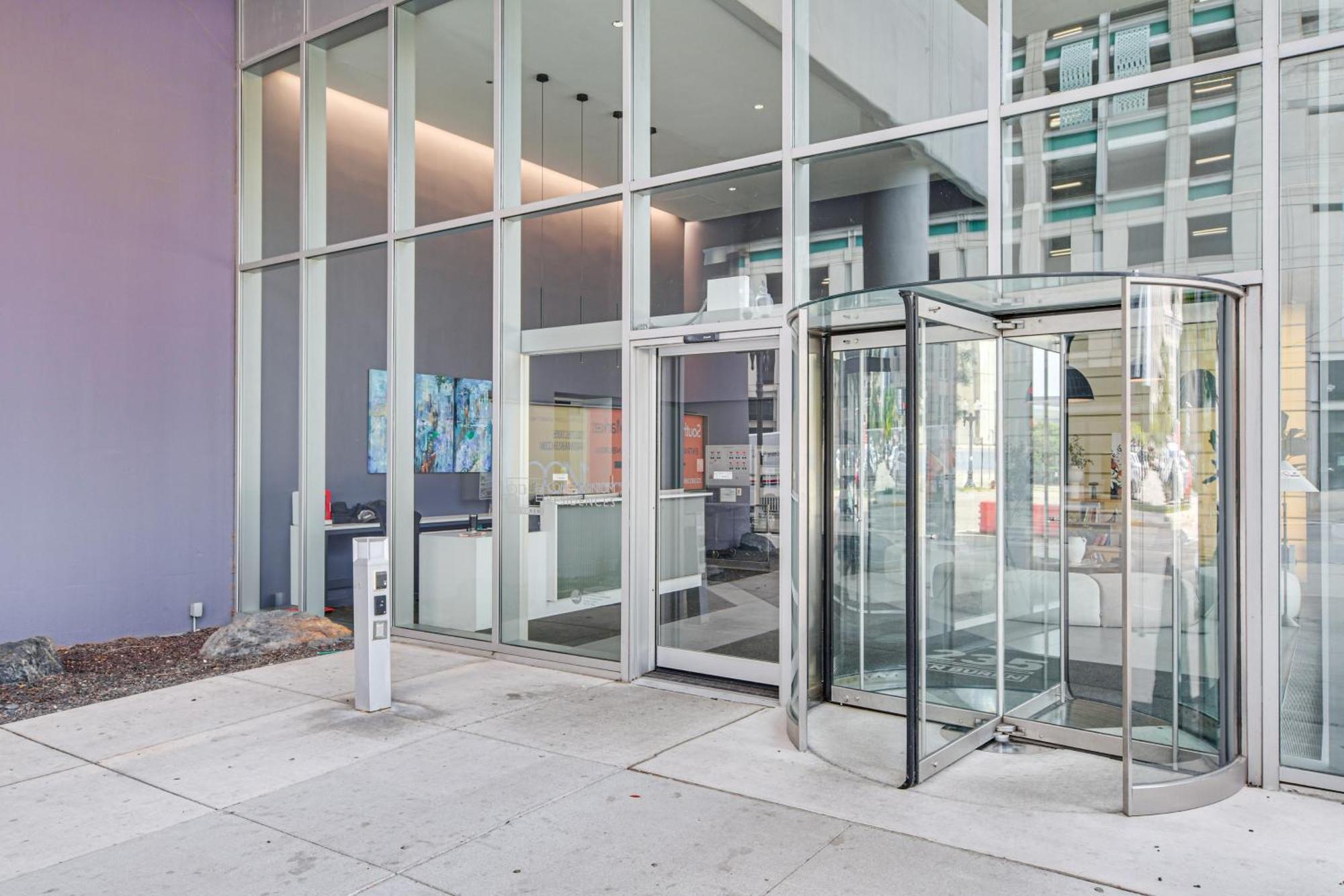 Downtown Living Walkable, Modern