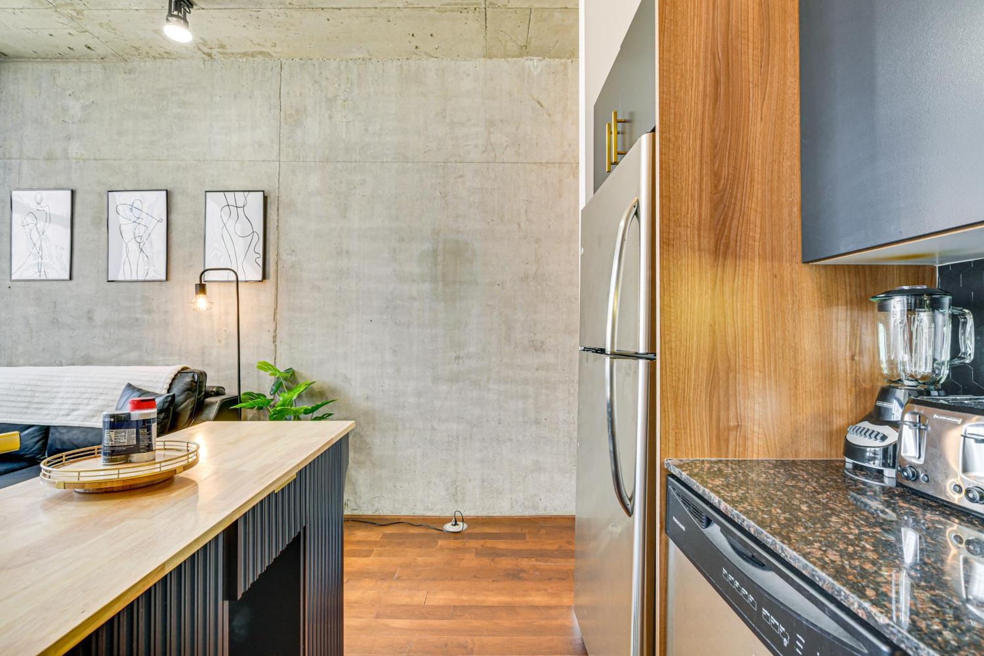 Downtown Living Walkable, Modern Apartment *