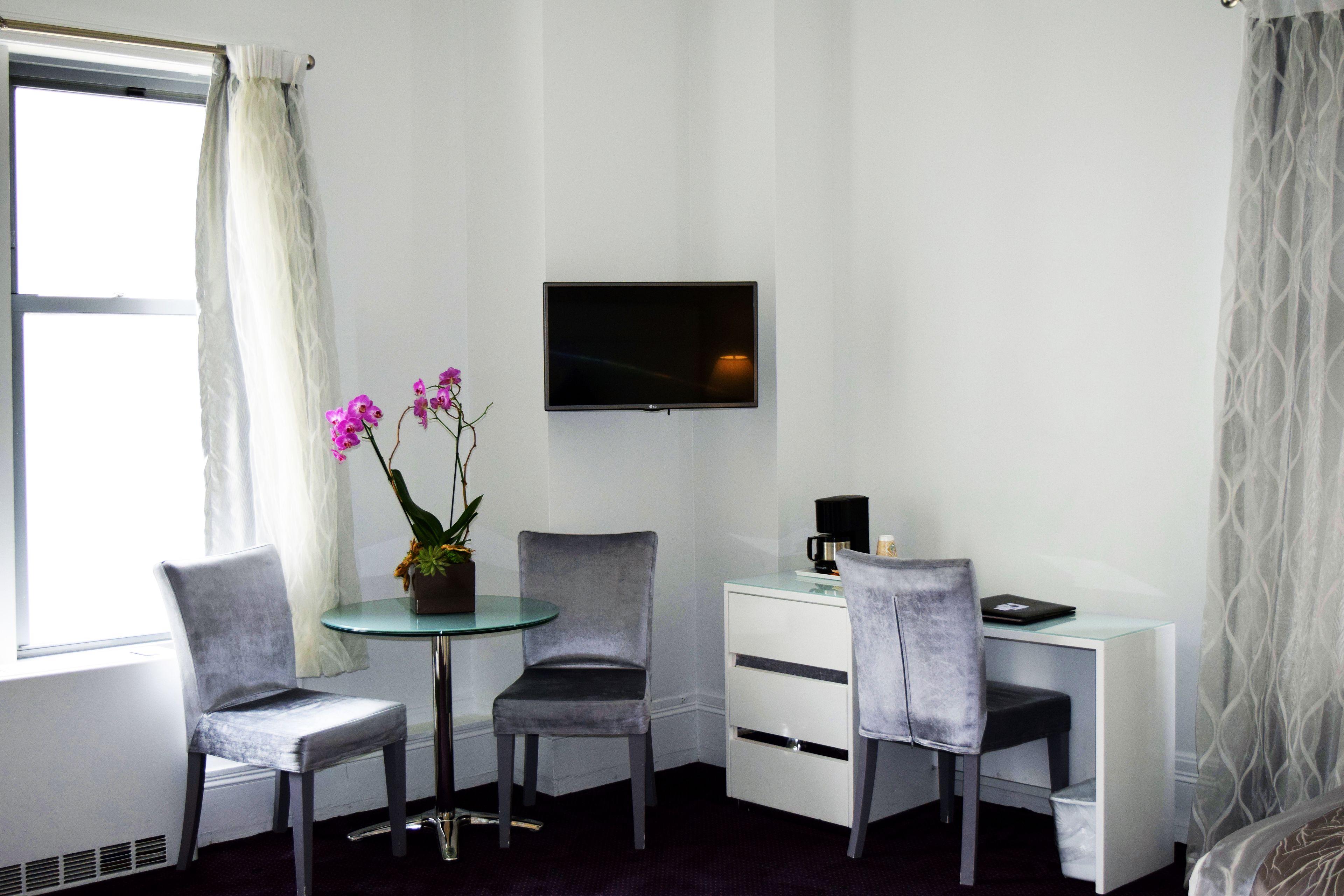 Congress Plaza Hotel 3*