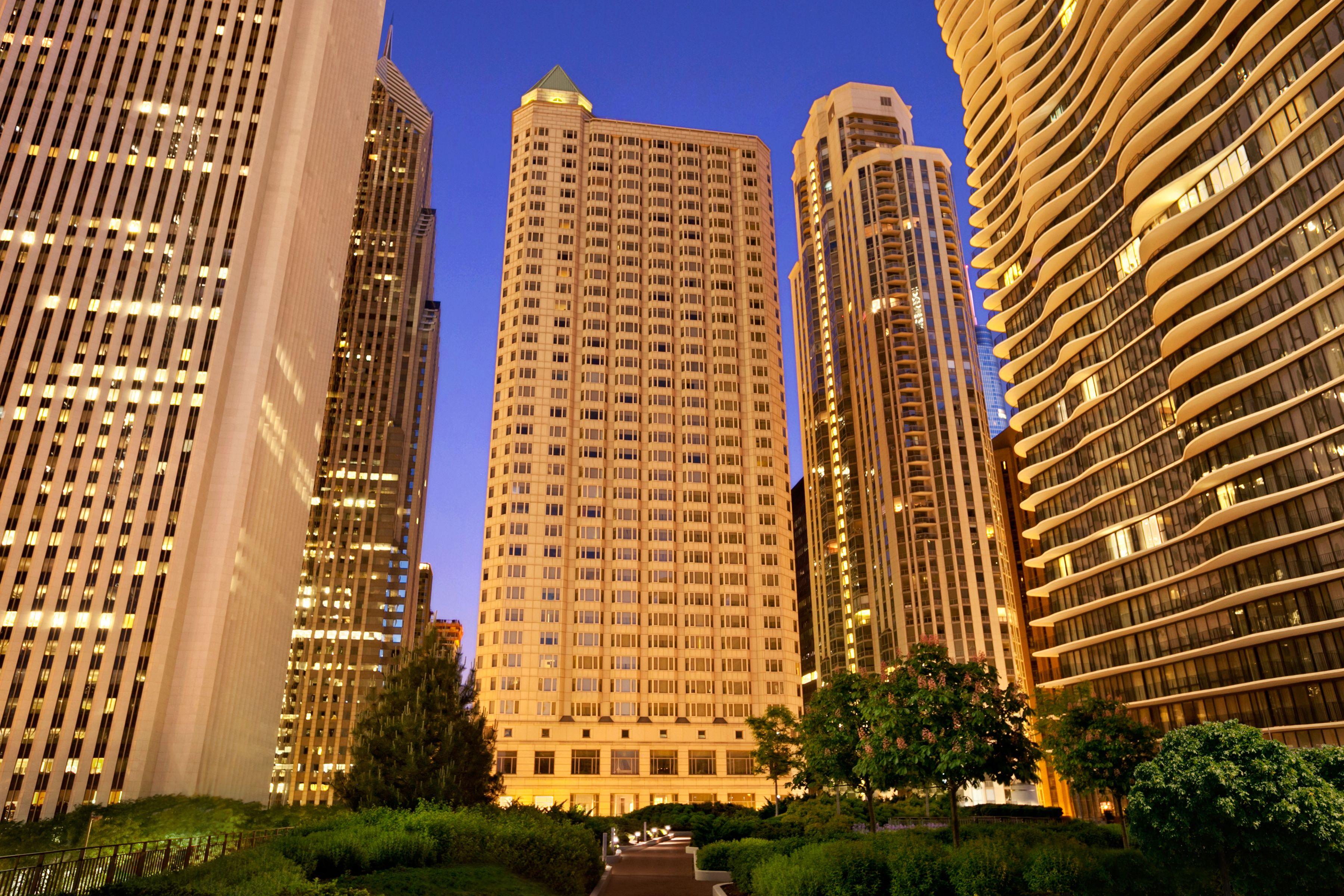 Fairmont Millennium Park 4*