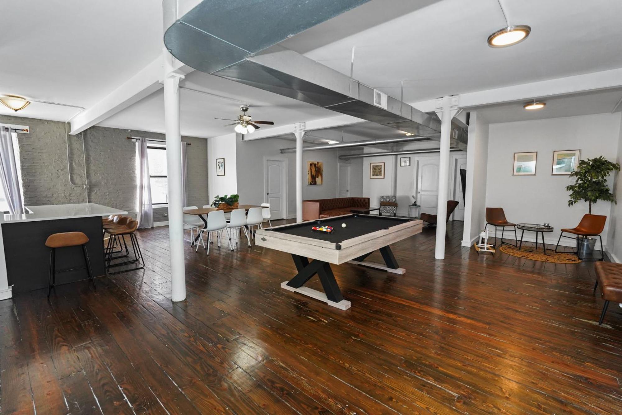 Huge 4br With Pool Table Downtown Retreat Good For Groups Sleeps 10 Near Mccormick Place And Field Museum *