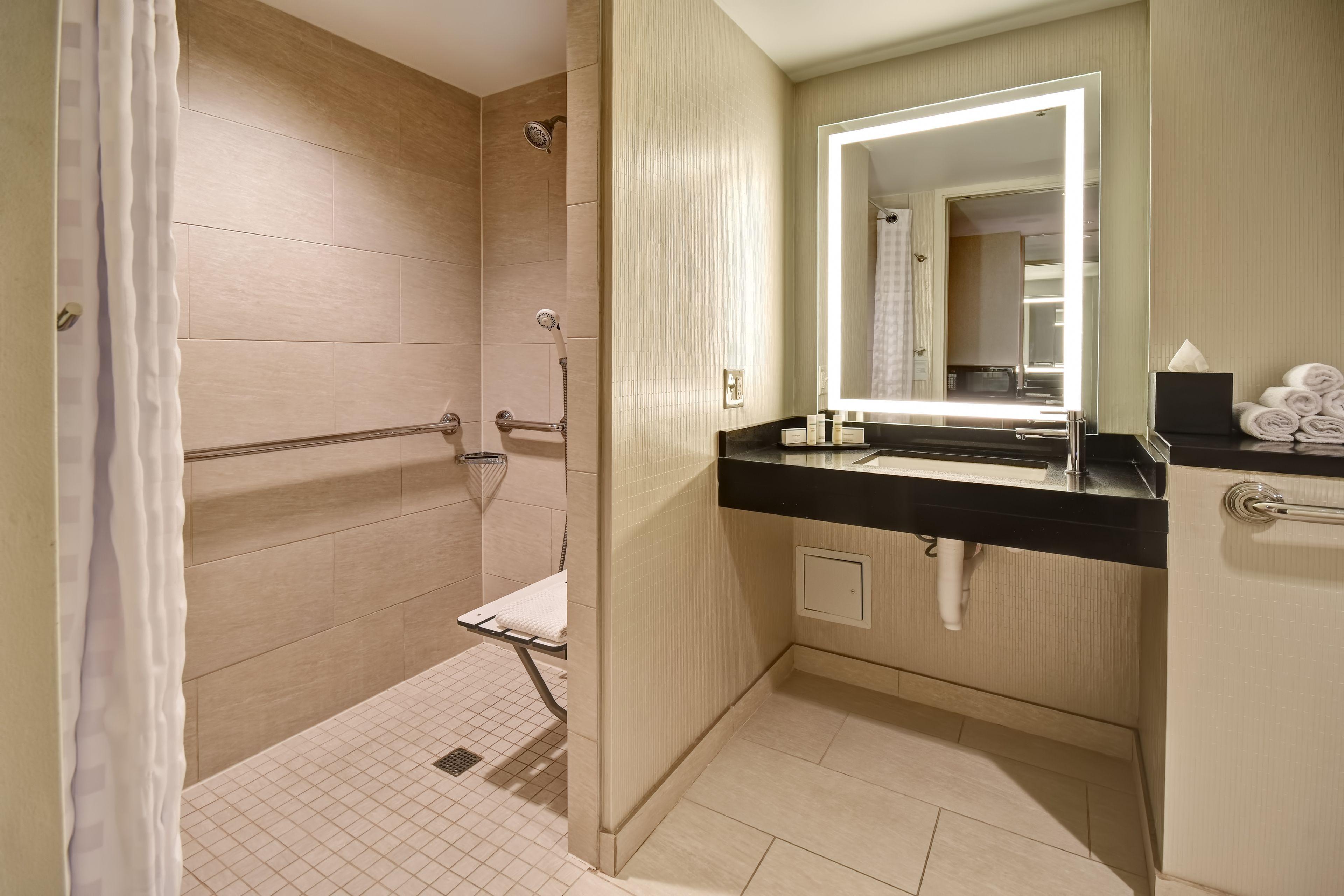 Embassy By Hilton Downtown Magnificent Mile Hotel 4*