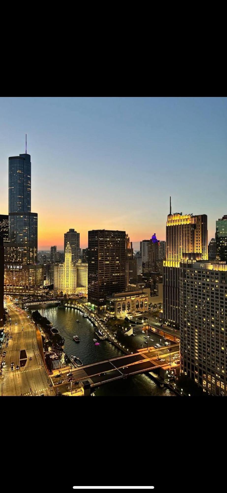 Apartment Skyrise In Downtown Chicago