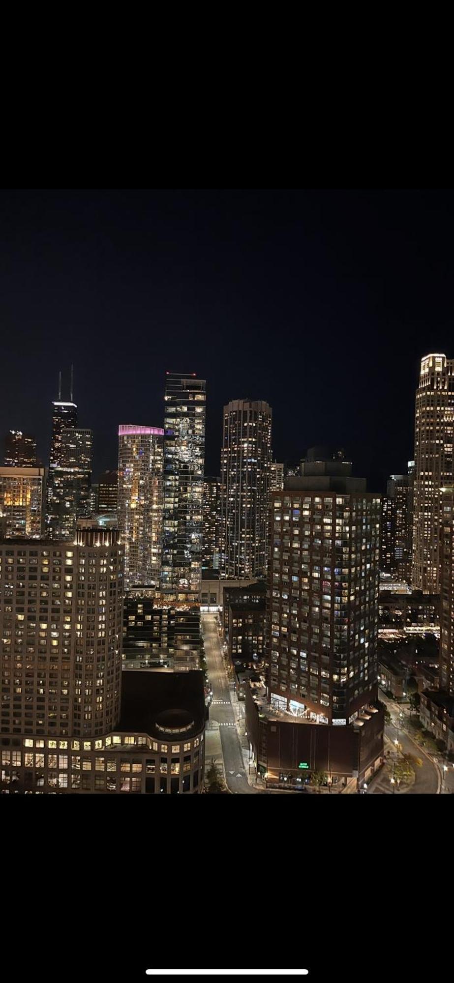 Apartment Skyrise In Downtown Chicago