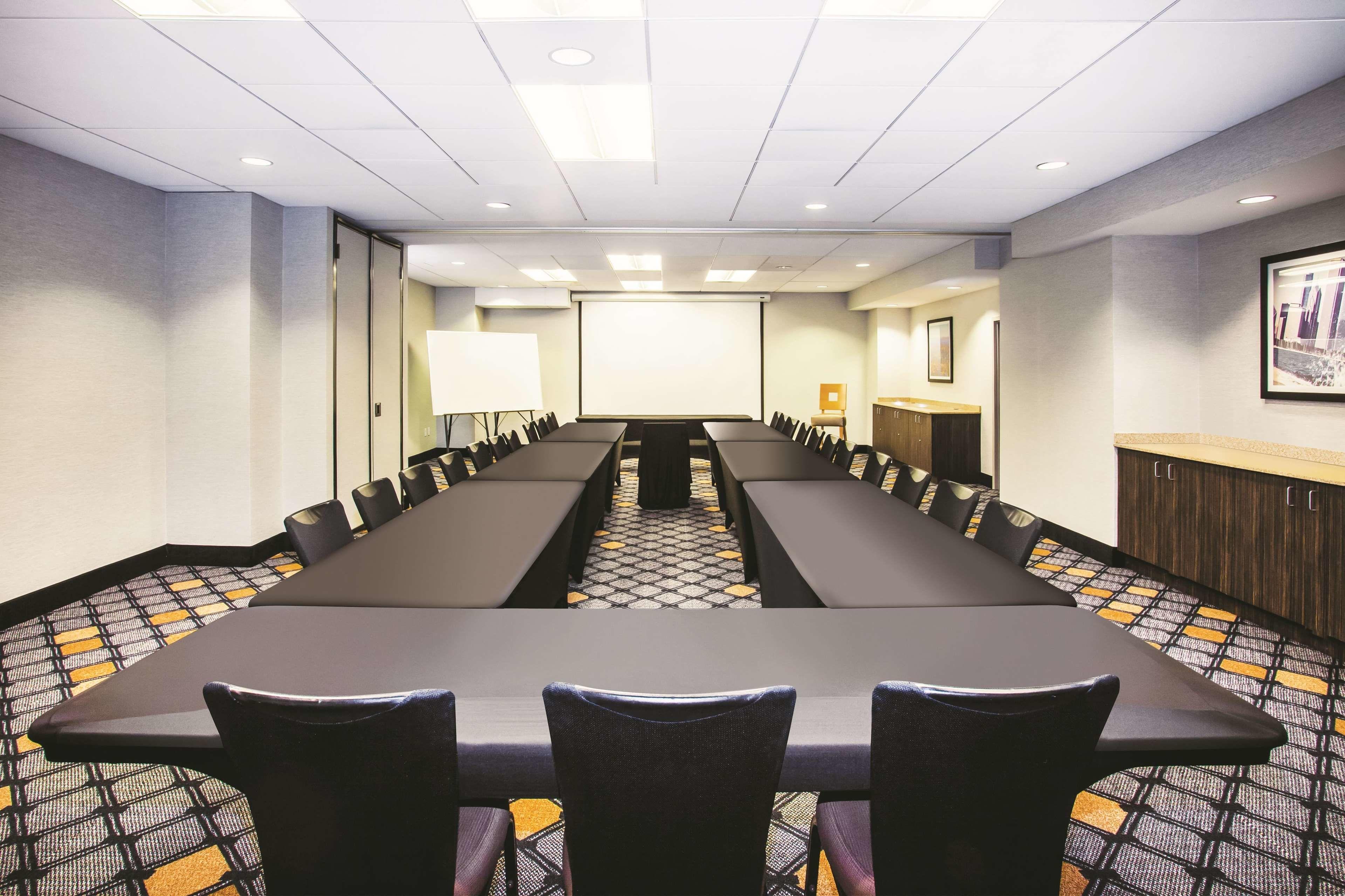 La Quinta Inn & Suites by Wyndham Chicago Downtown Hotel 3*