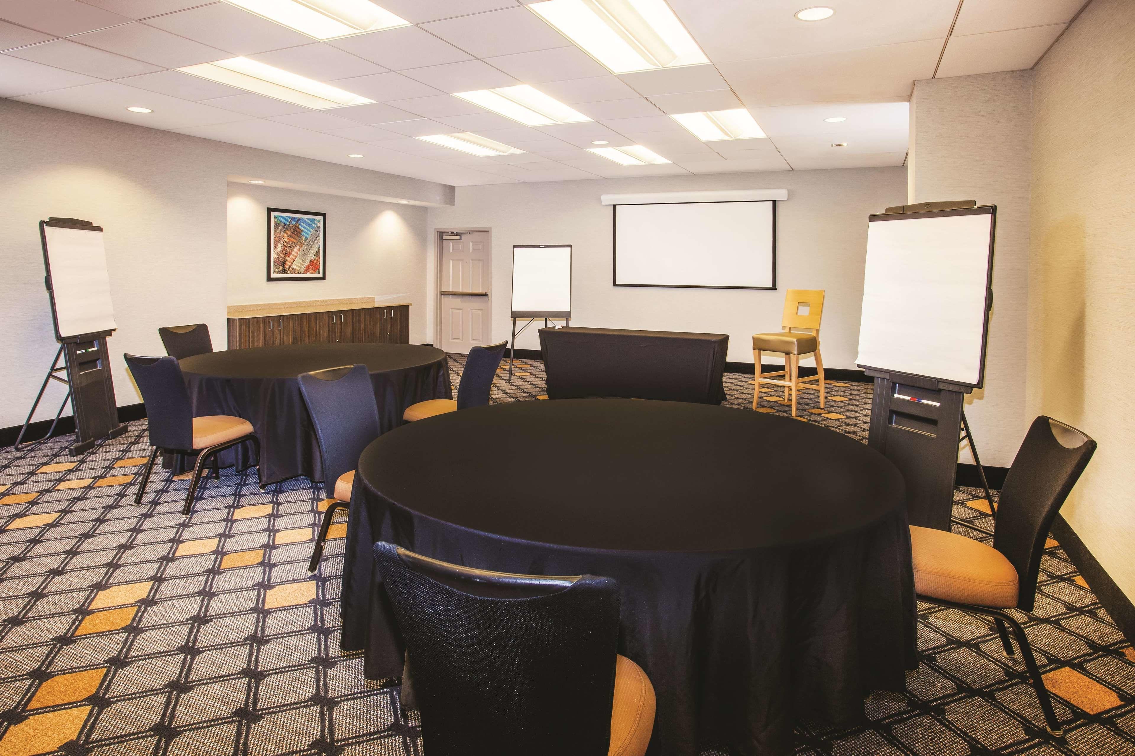La Quinta Inn & Suites by Wyndham Chicago Downtown Hotel