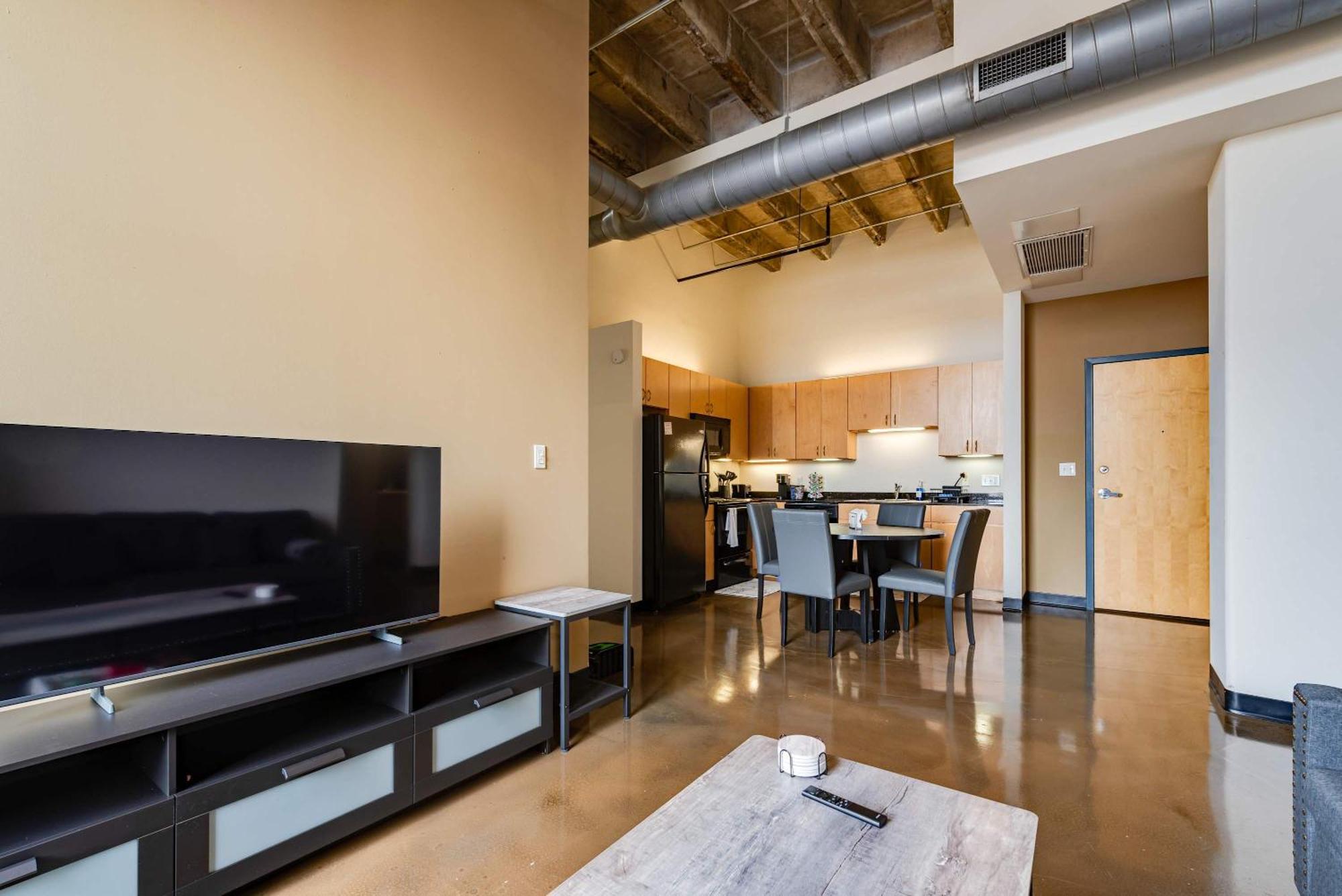 Apartment West Loop - Views With In & Out Parking 5