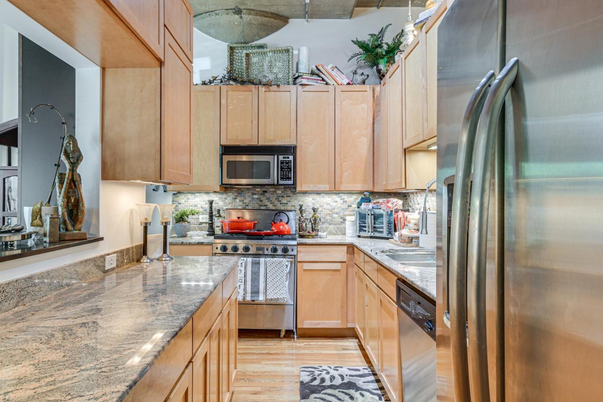 Apartment Steps To Uic Campus With Community Perks!