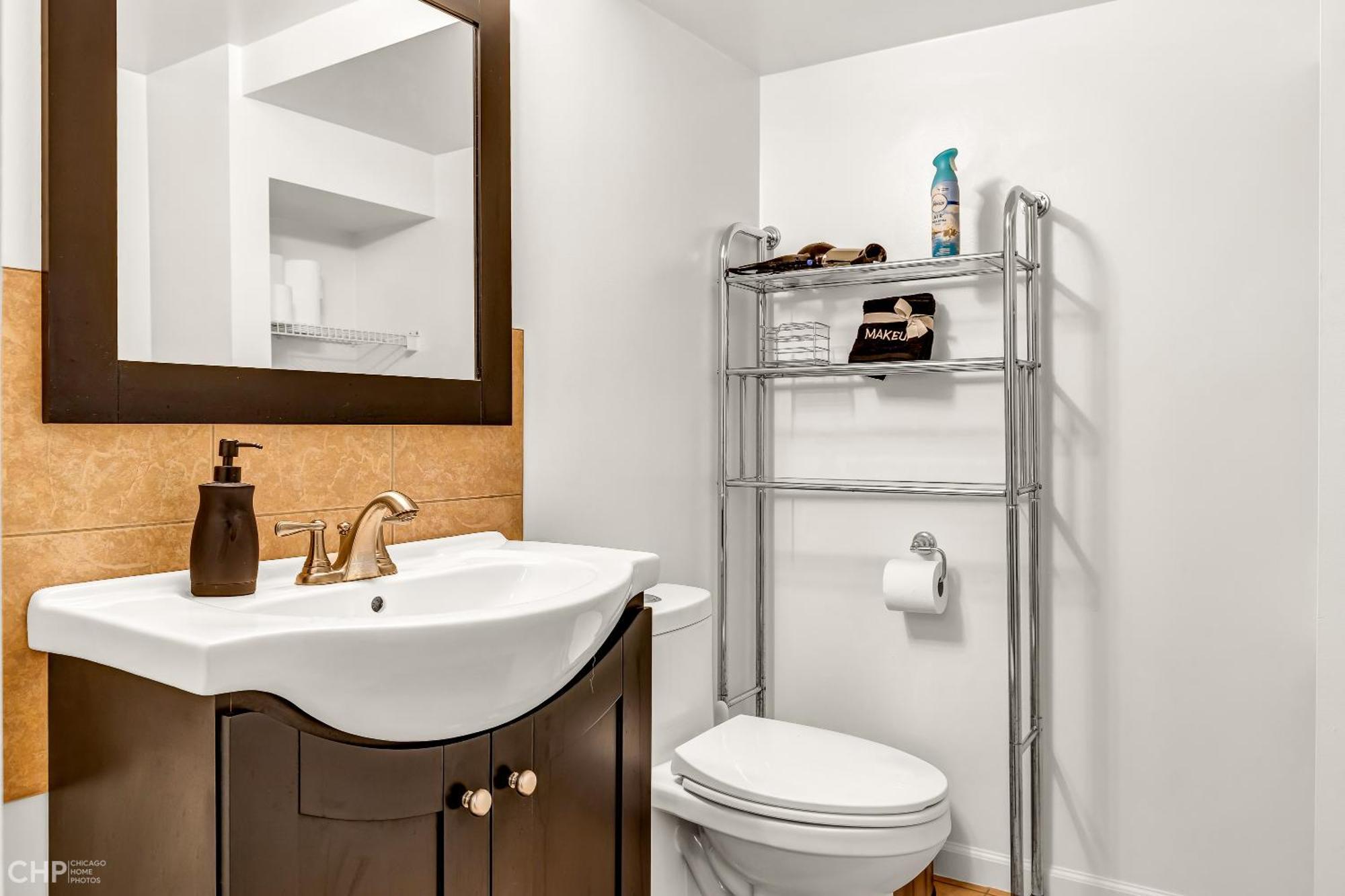 Stylish Garden-level 2br: Quiet Neighborhood Apartment Chicago