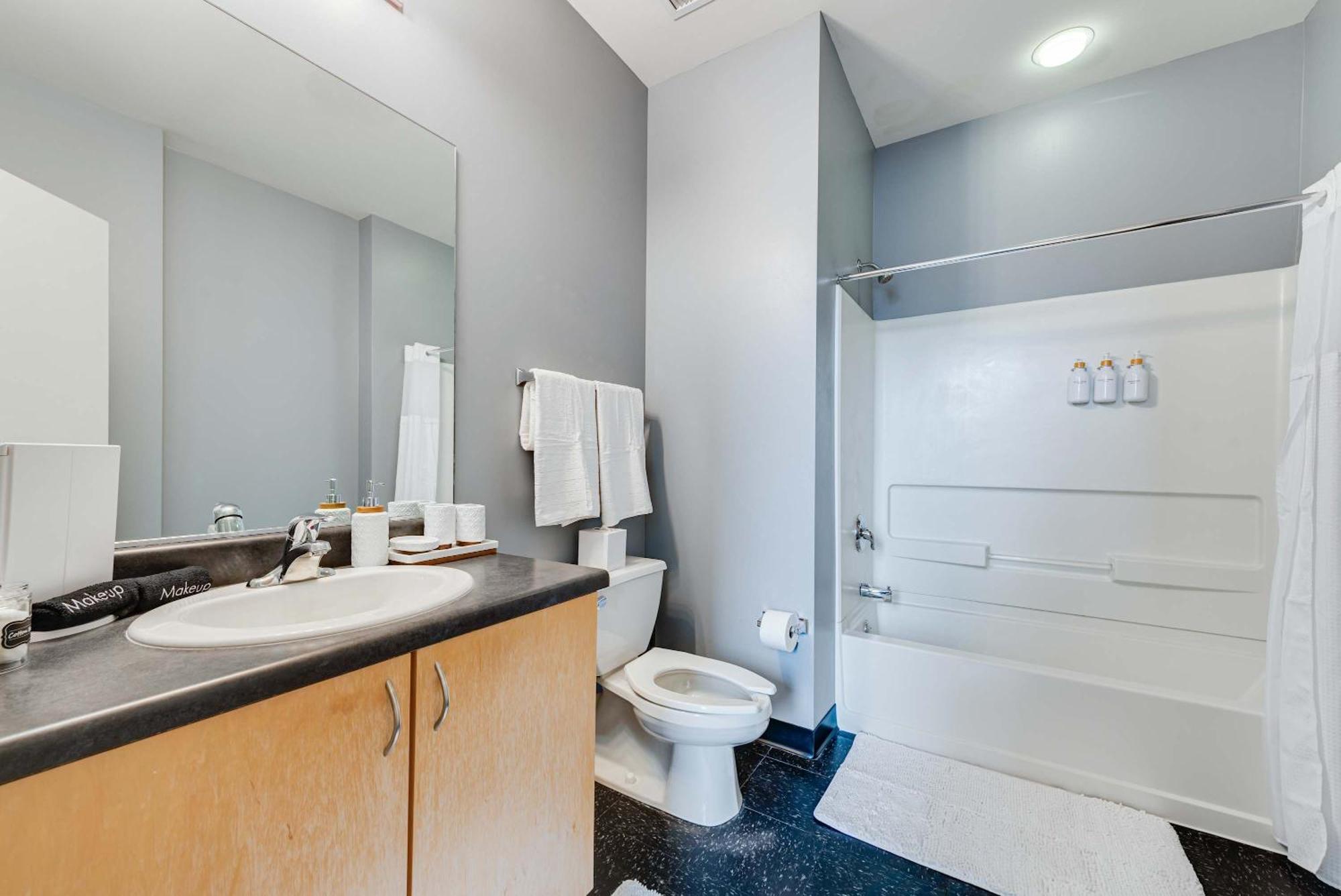 Apartment West Loop - Views With In & Out Parking 5