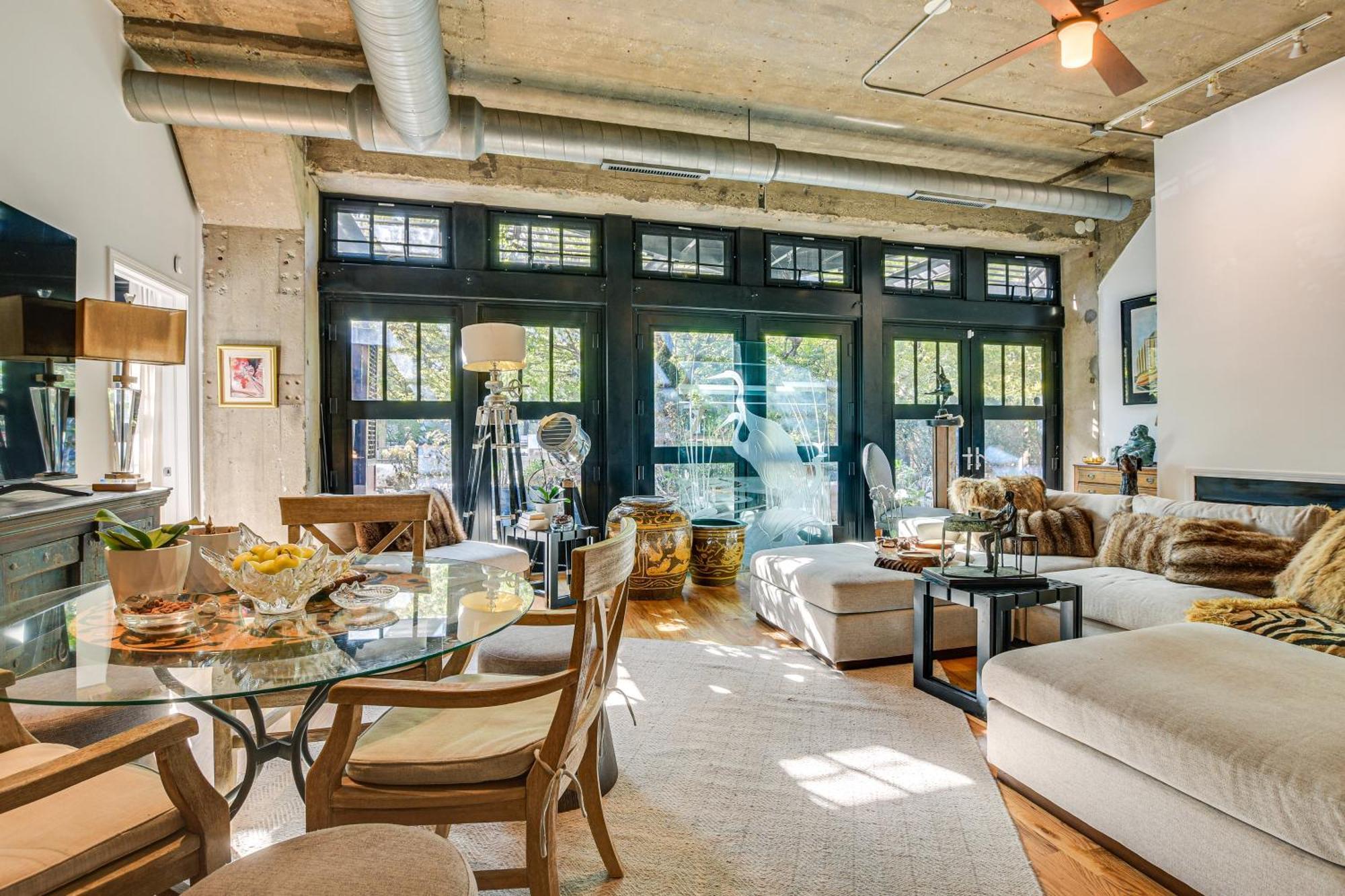 Steps To Uic Campus With Community Perks! Apartment