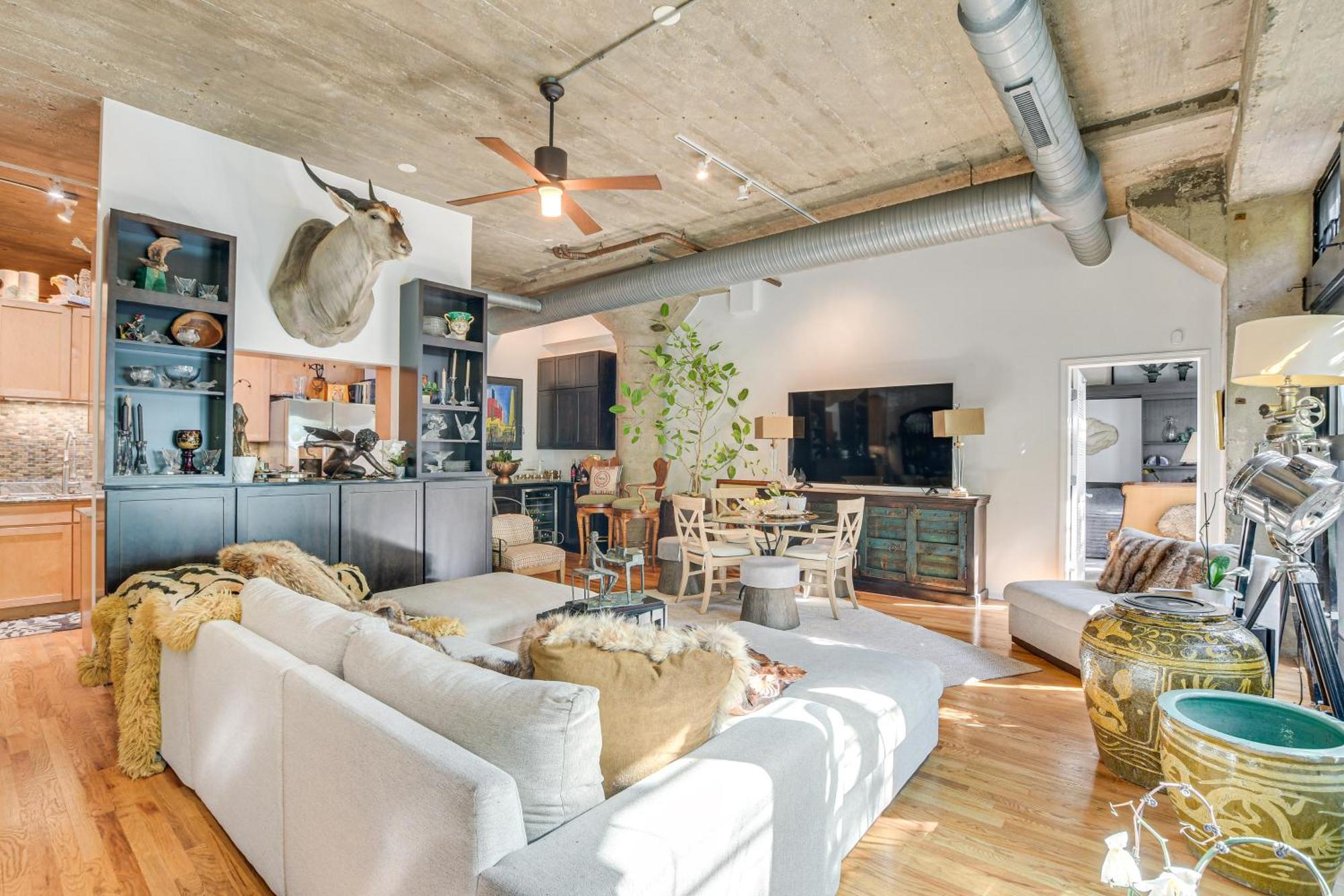 Steps To Uic Campus With Community Perks! Chicago