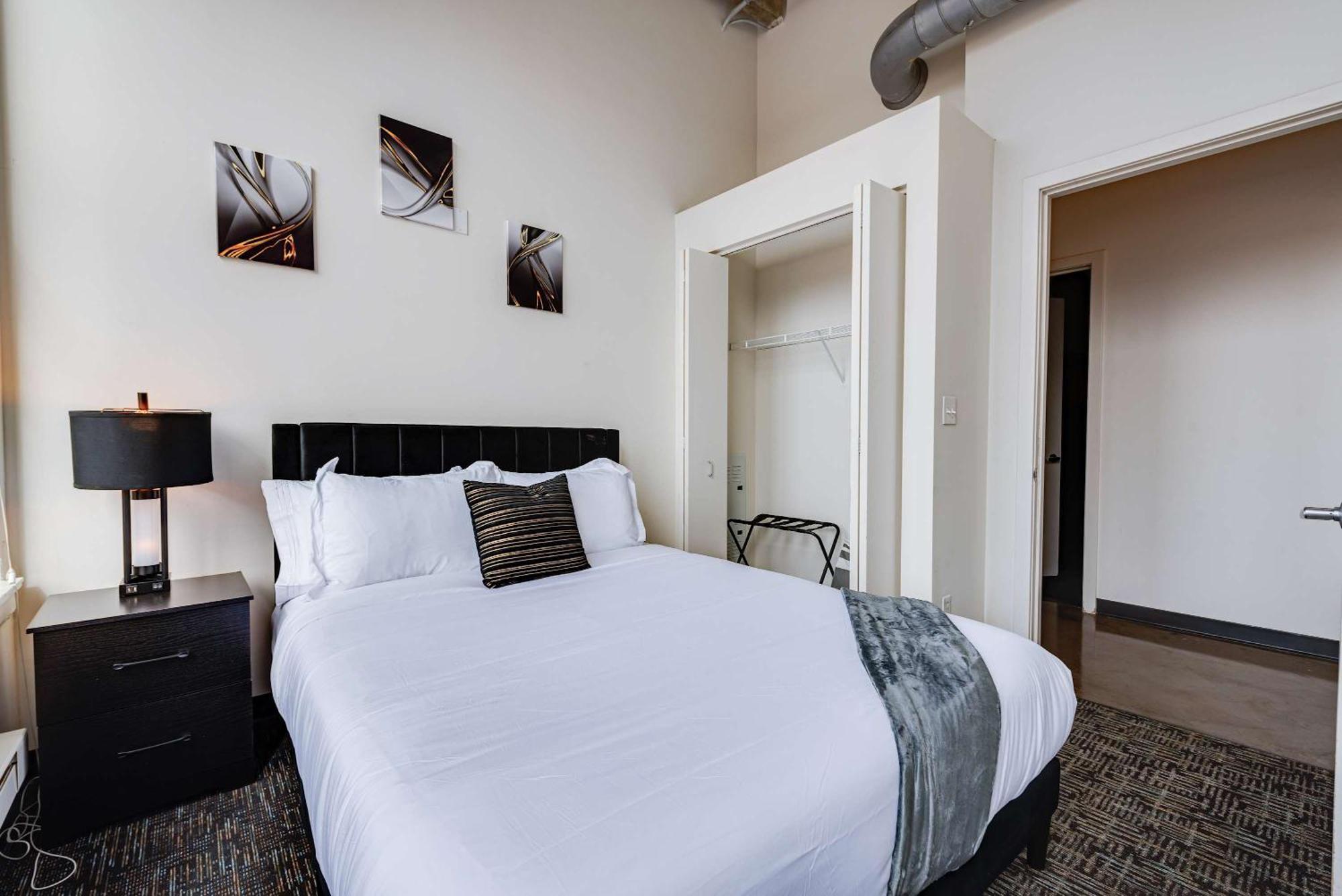 West Loop - Views With In & Out Parking 5 Apartment