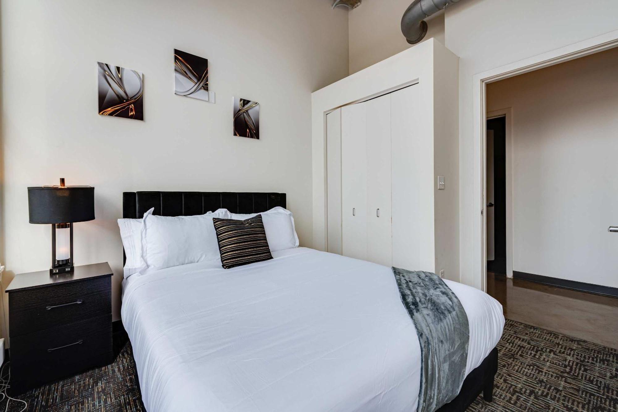 West Loop - Views With In & Out Parking 5 Apartment