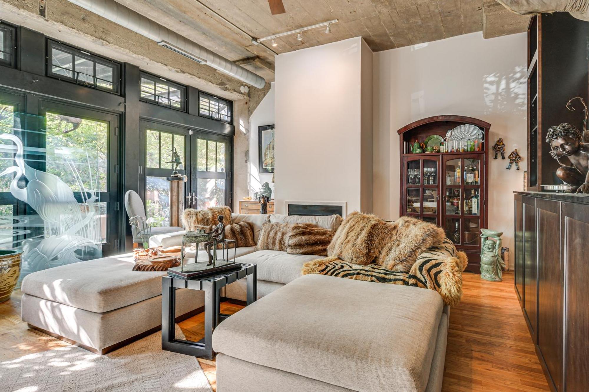 Steps To Uic Campus With Community Perks! Chicago