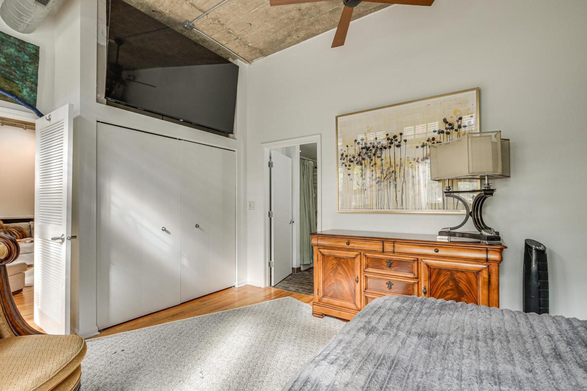 Steps To Uic Campus With Community Perks!