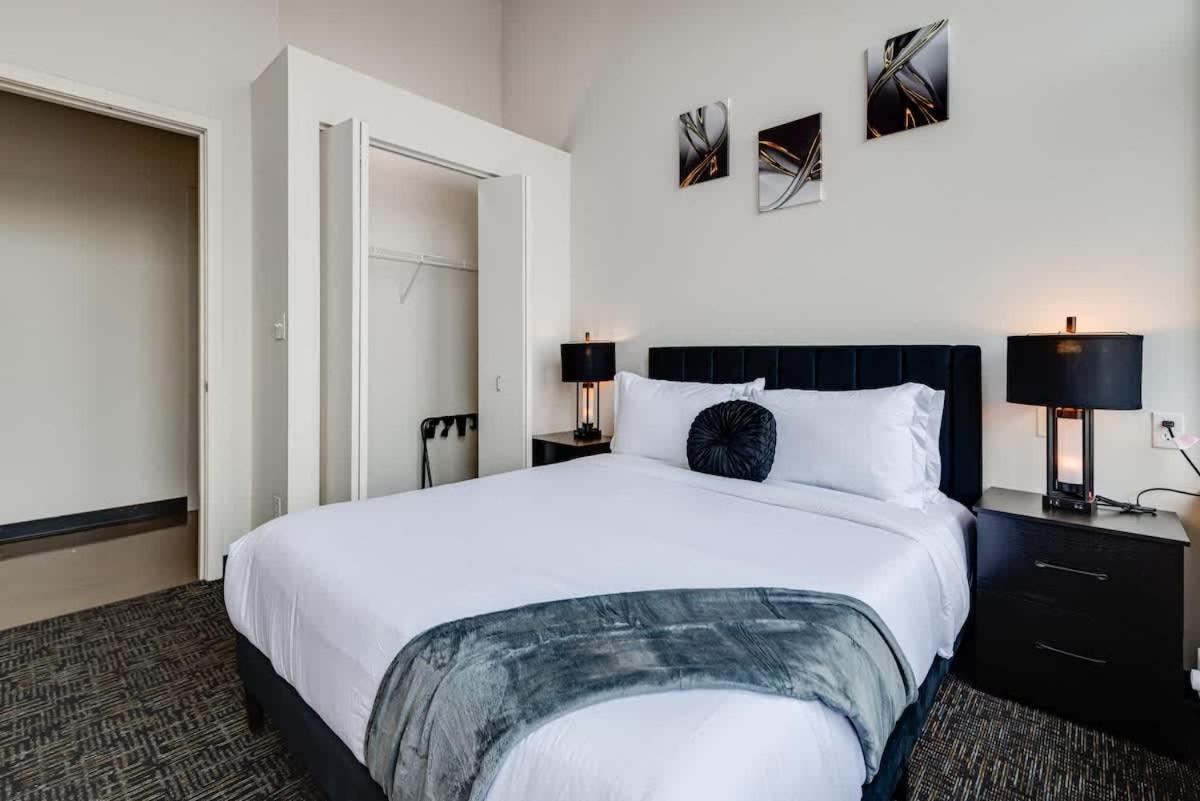 West Loop - Views With In & Out Parking 4 Chicago