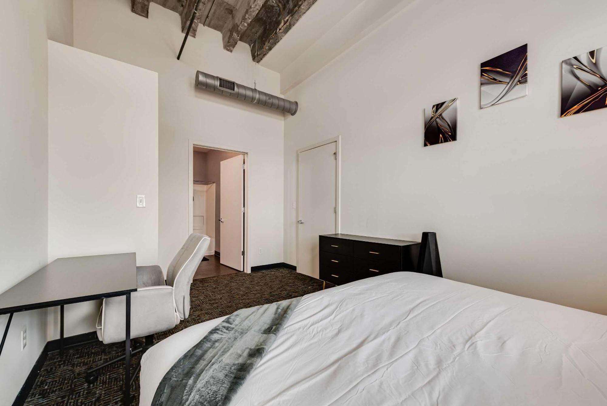 West Loop - Views With In & Out Parking 5 *