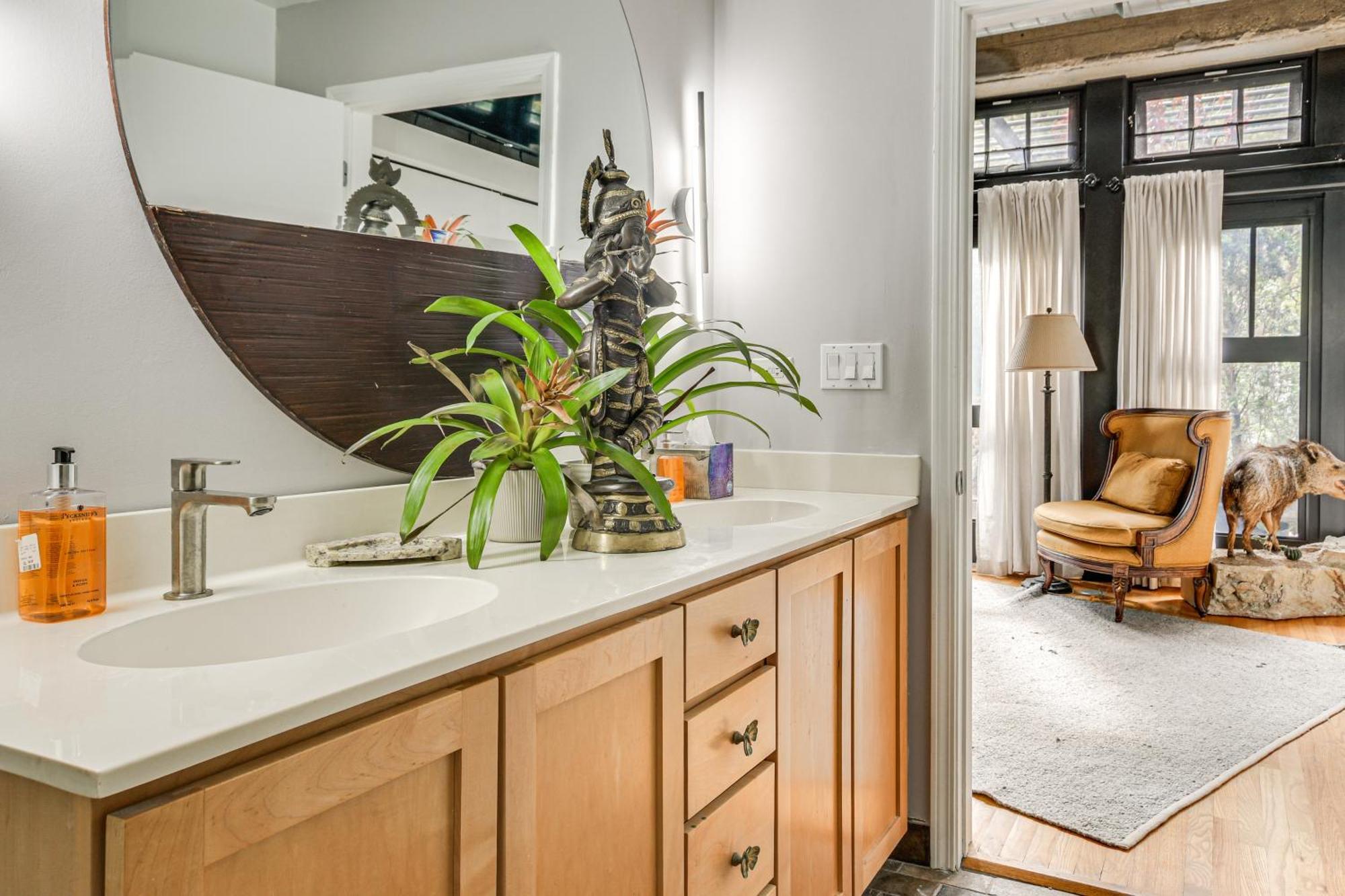 Steps To Uic Campus With Community Perks! Apartment Chicago