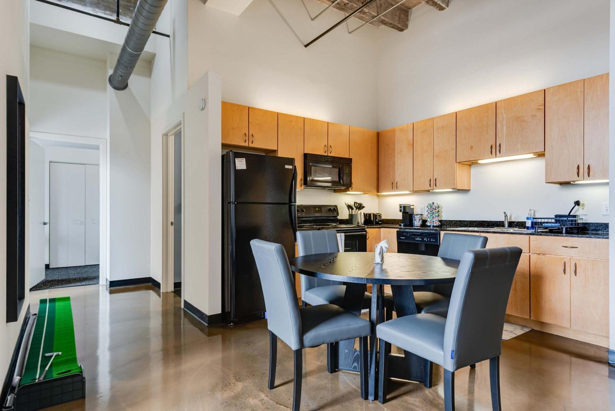 West Loop - Views With In & Out Parking 5 *