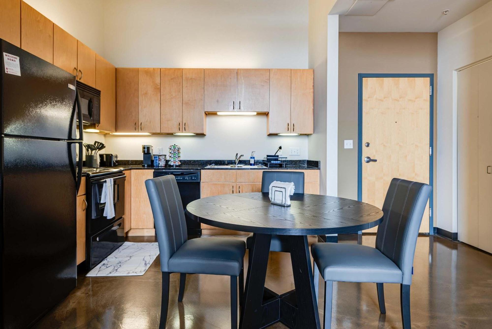 West Loop - Views With In & Out Parking 5 Apartment *