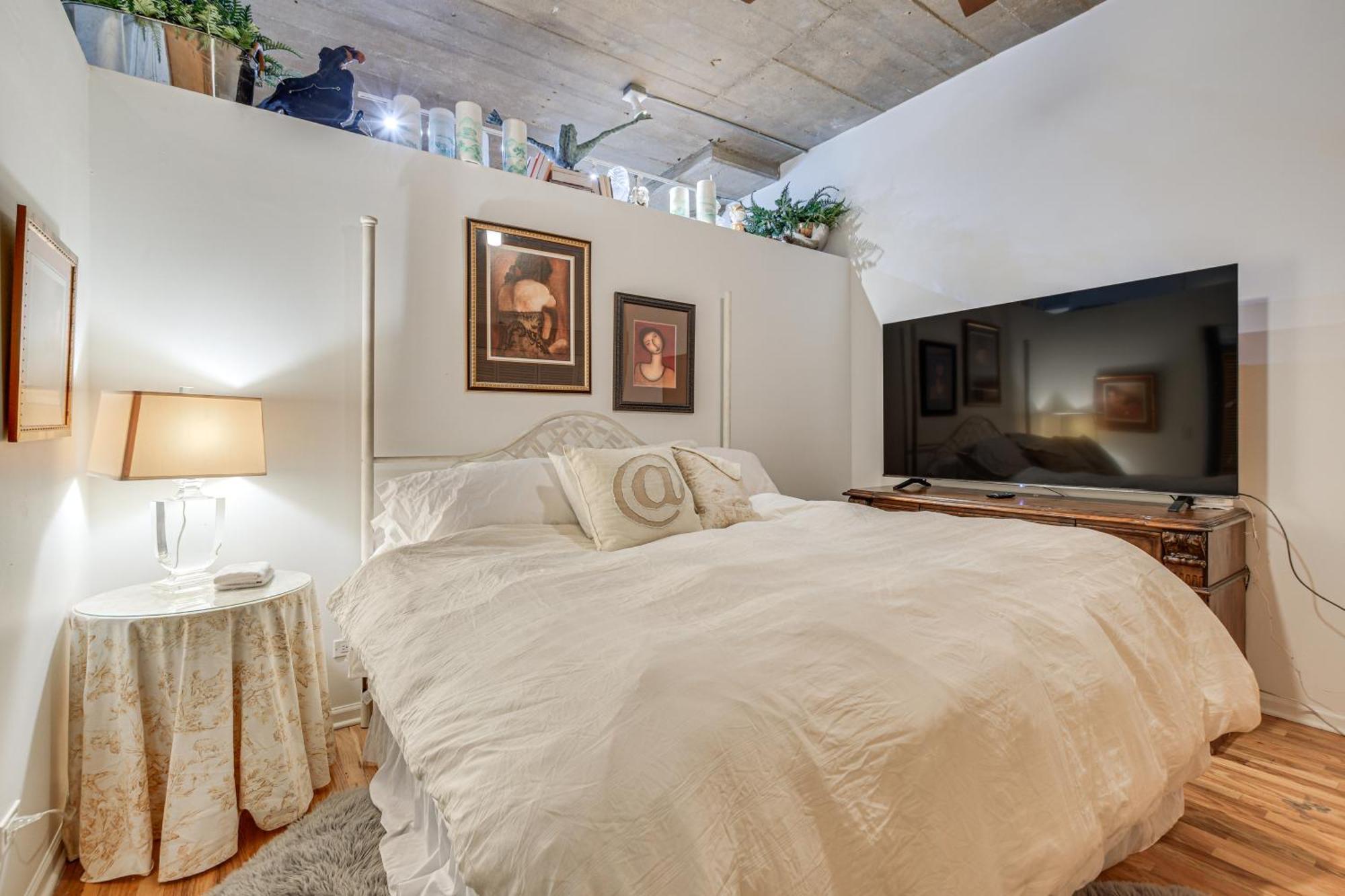 Steps To Uic Campus With Community Perks! Apartment