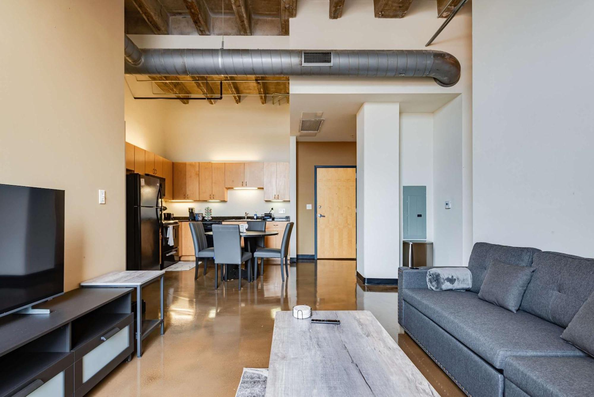 Apartment West Loop - Views With In & Out Parking 5