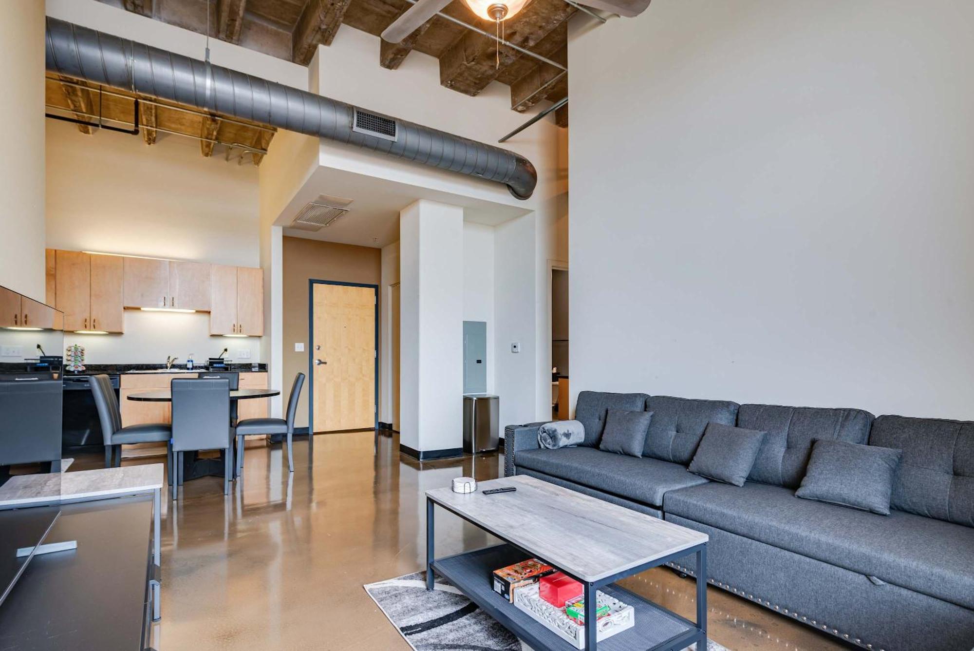 Apartment West Loop - Views With In & Out Parking 5 *