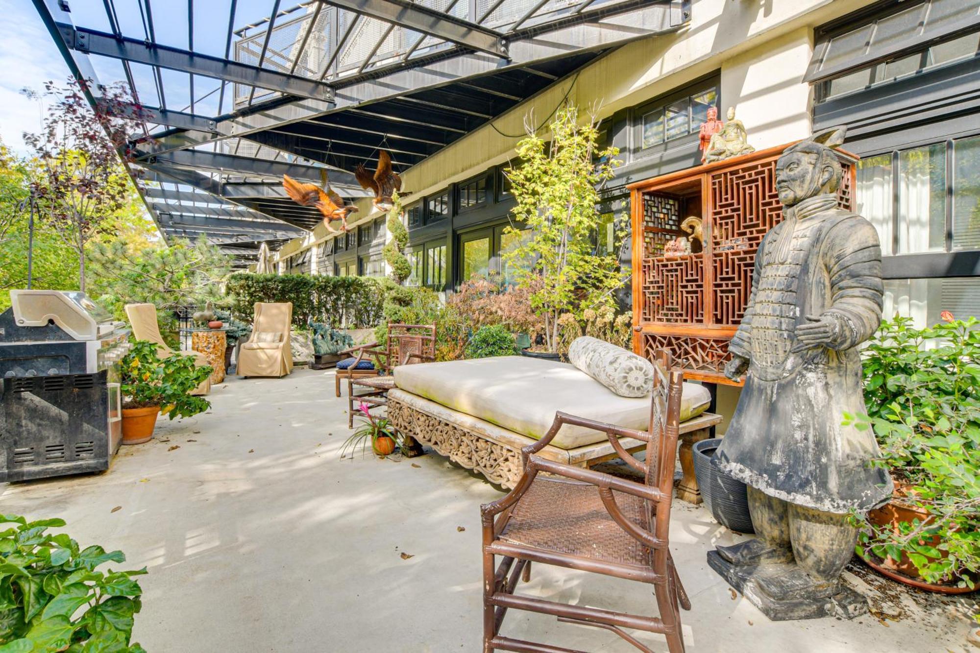 Steps To Uic Campus With Community Perks! *