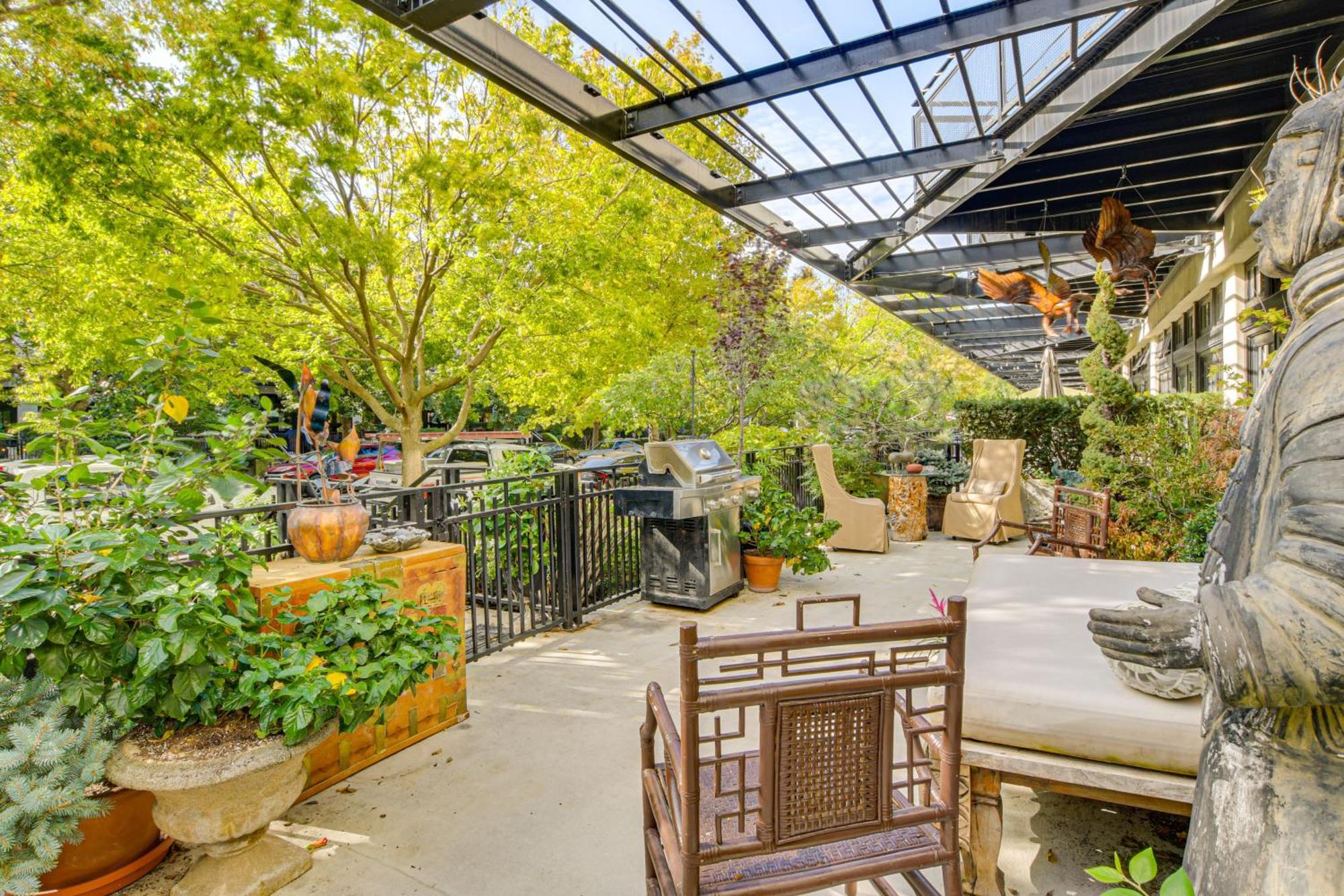 Apartment Steps To Uic Campus With Community Perks!