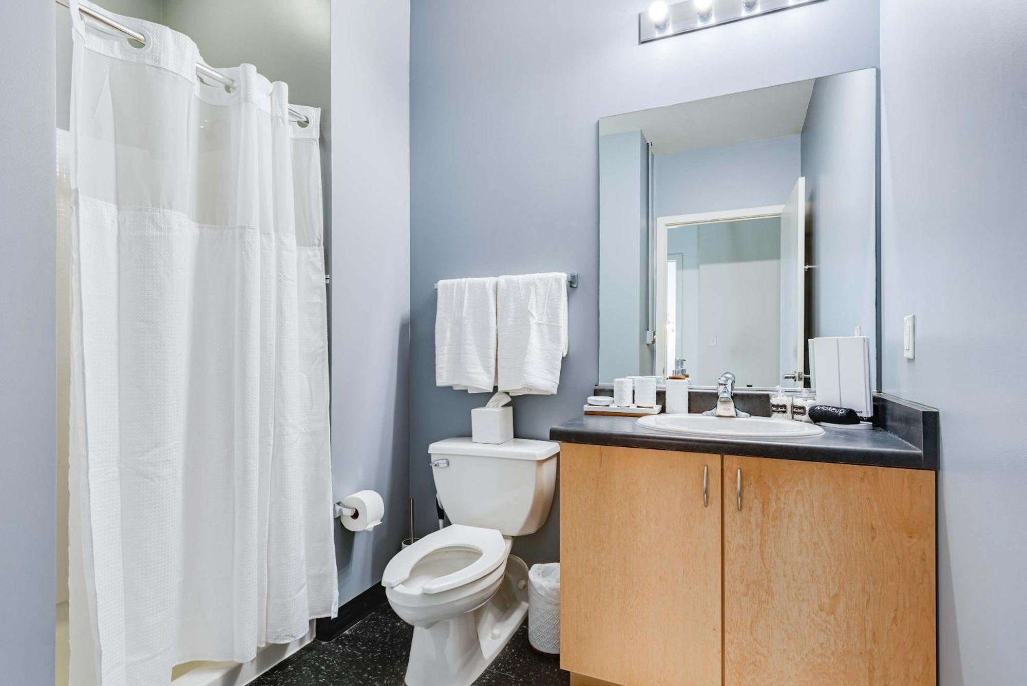 West Loop - Views With In & Out Parking 5 *