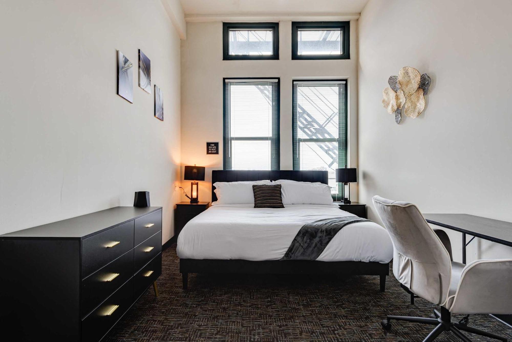 West Loop - Views With In & Out Parking 5 *