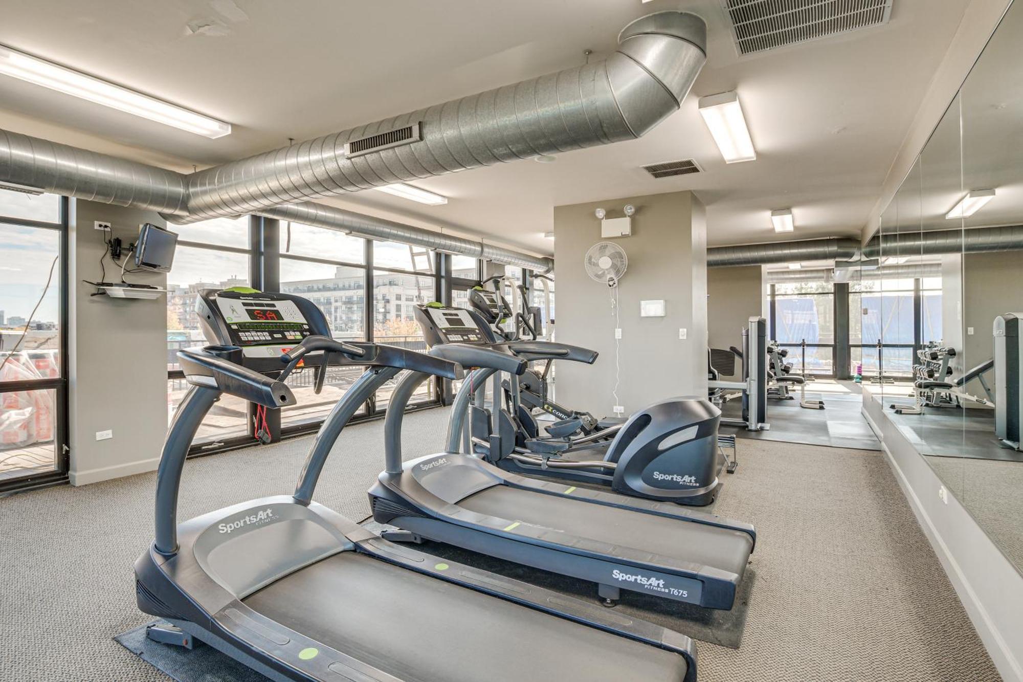 Apartment Steps To Uic Campus With Community Perks! Chicago