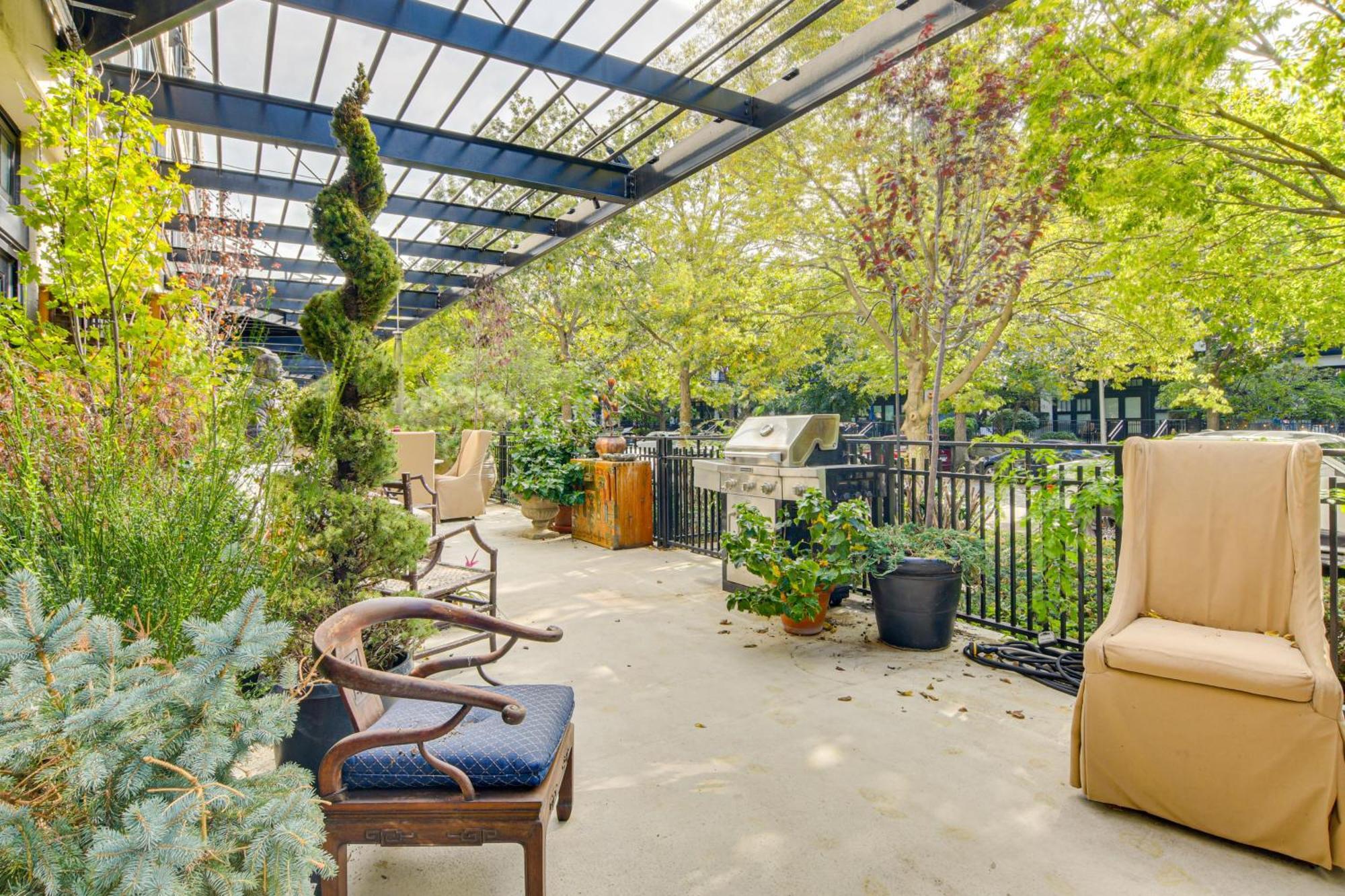 Apartment Steps To Uic Campus With Community Perks!