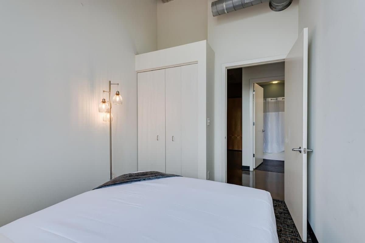 Apartment West Loop - Views With In & Out Parking 4